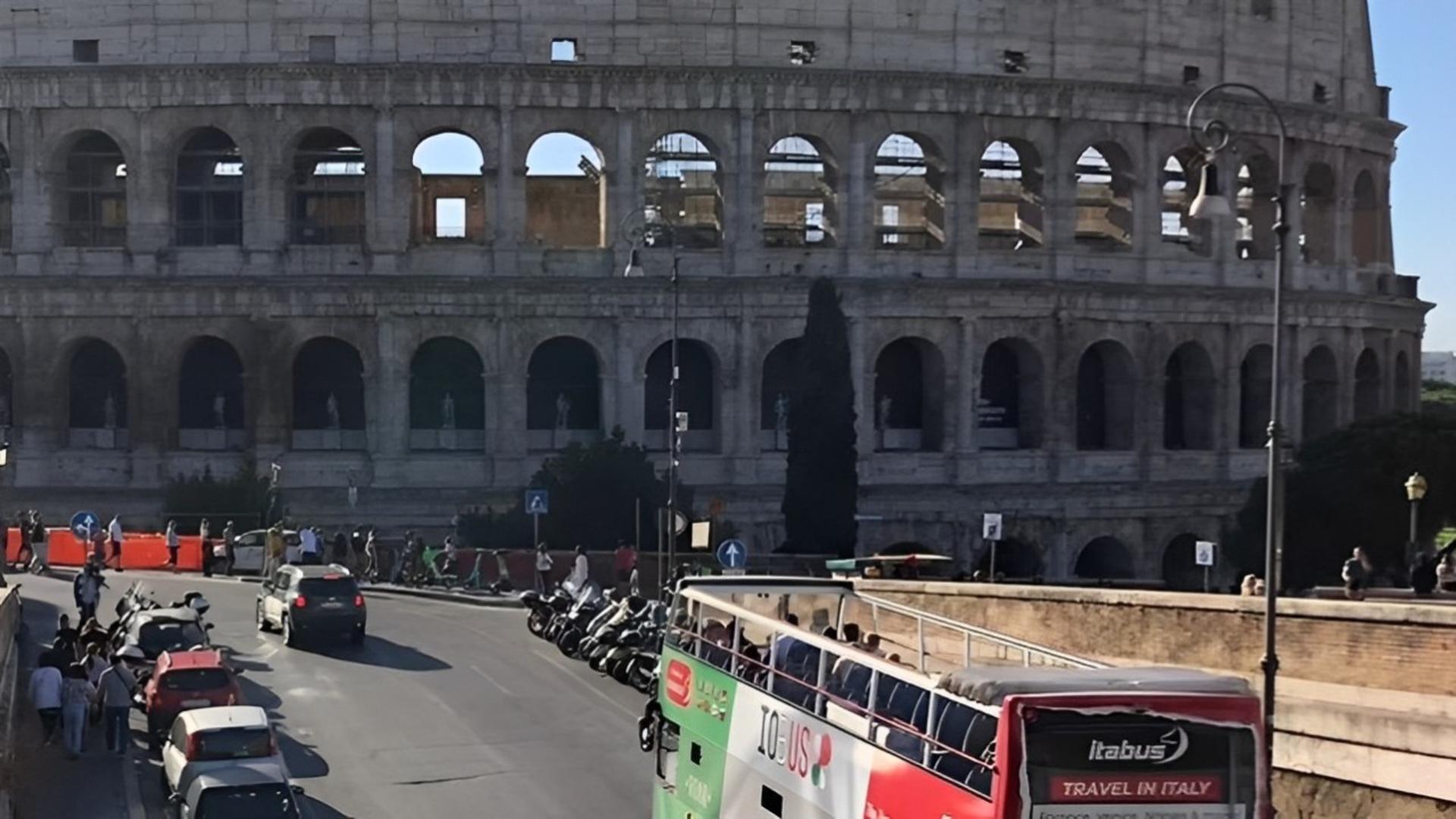 Colosseum, Roman Forum & Palatine Hill with panoramic open bus ticket - Image 1
