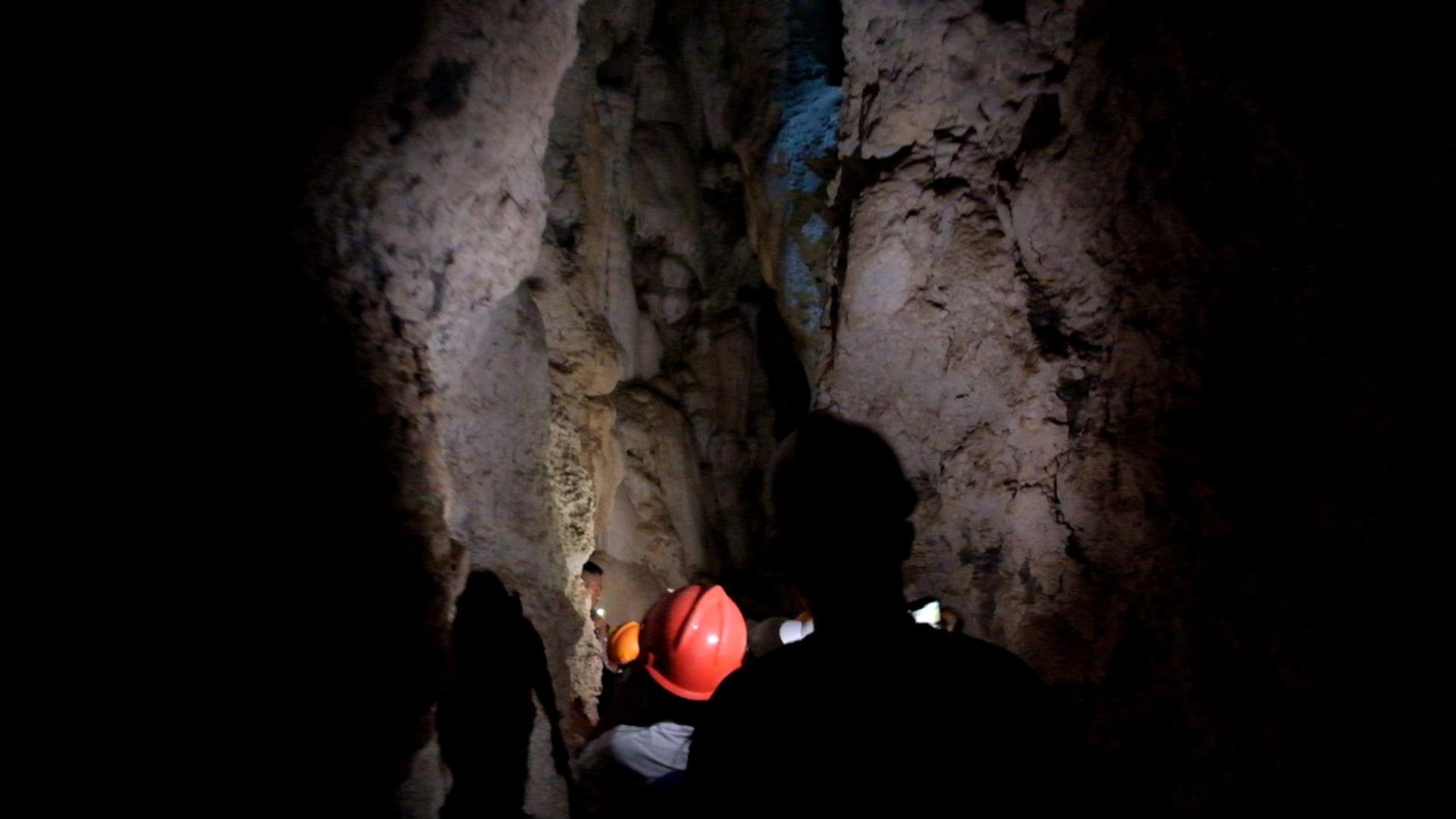 Labuan Bajo Half-Day Batu Cermin & Bukit Sylvia Tour - Thumbnail 4