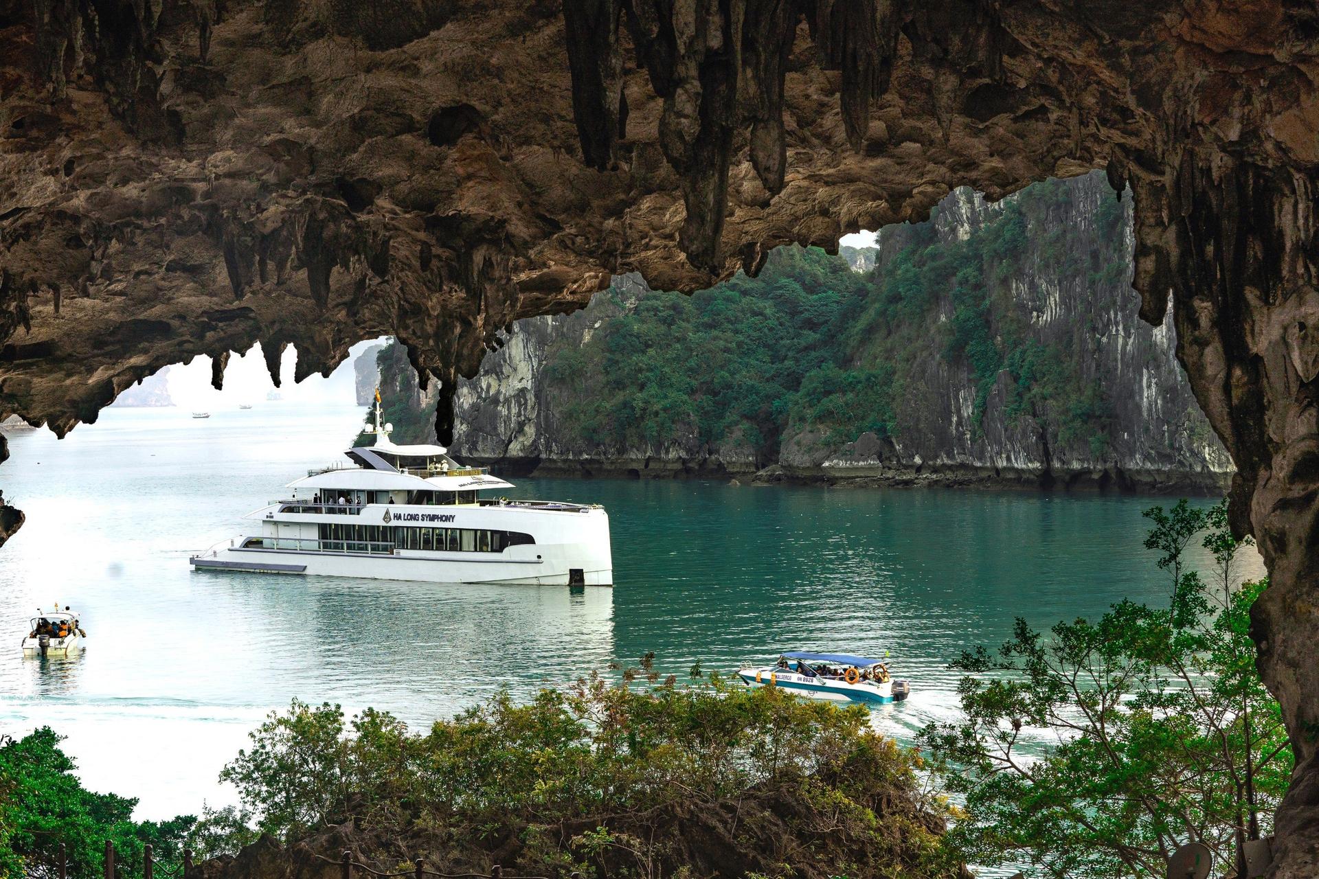 Symphony Day Cruise: Ha Long Bay, Sung Sot, Ti Top - Thumbnail 23