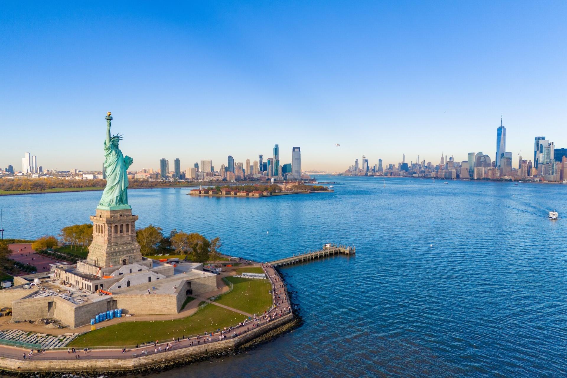 Statue of Liberty and Ellis Island Guided Tour in New York - Thumbnail 4
