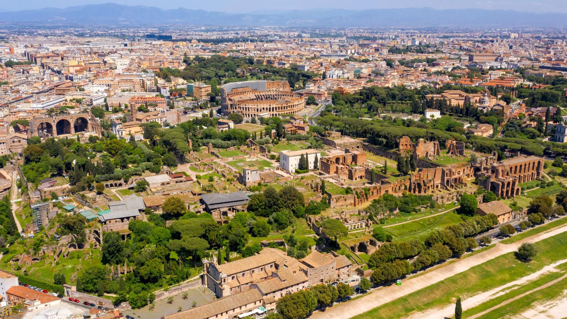 Rome essential city bundle: Colosseum, Palentine Hill, Roman Forum & Rome Hop-On Hop-Off Bus - Thumbnail 5