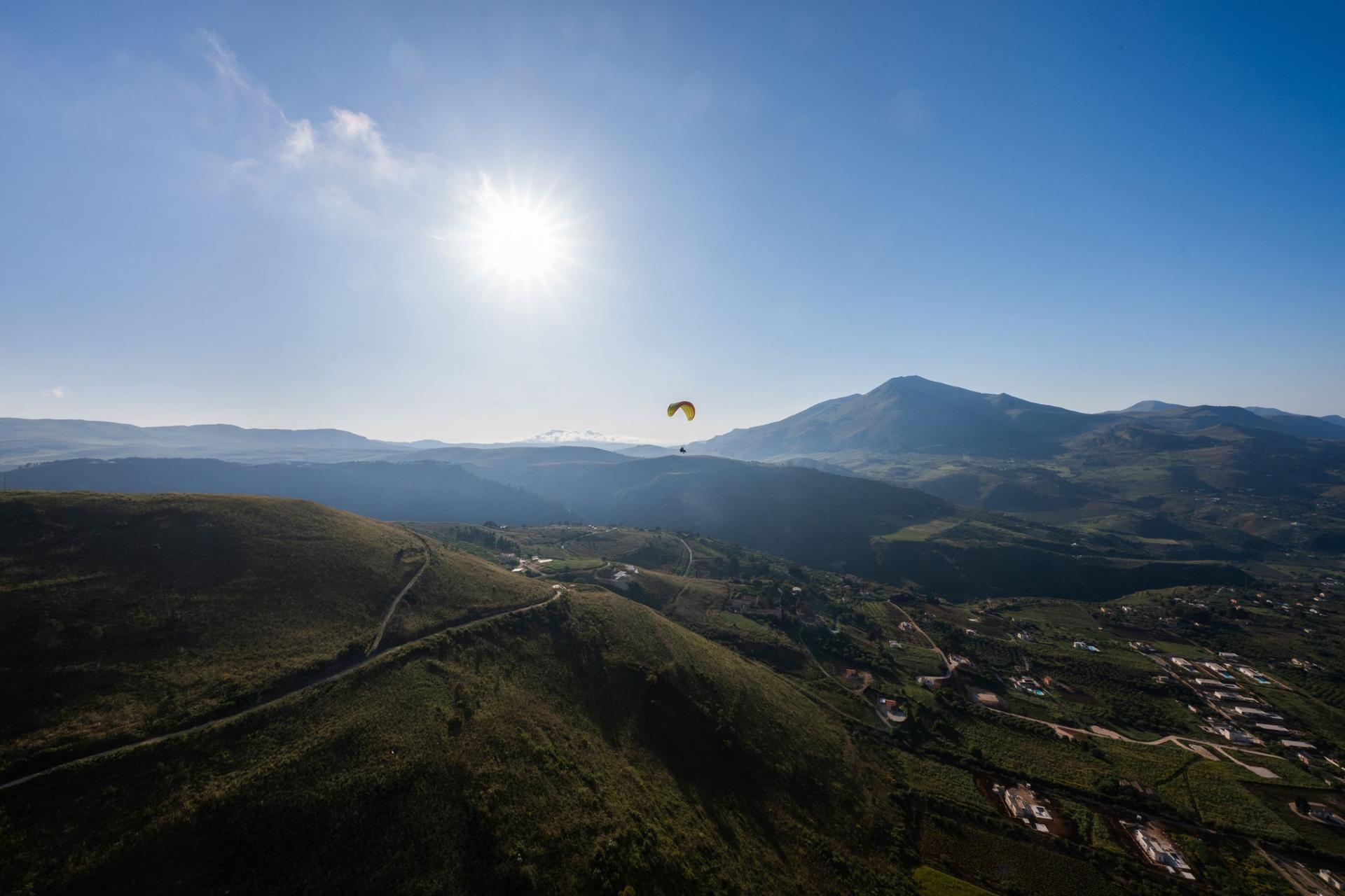 Tandem paragliding flight in Palermo - Thumbnail 5