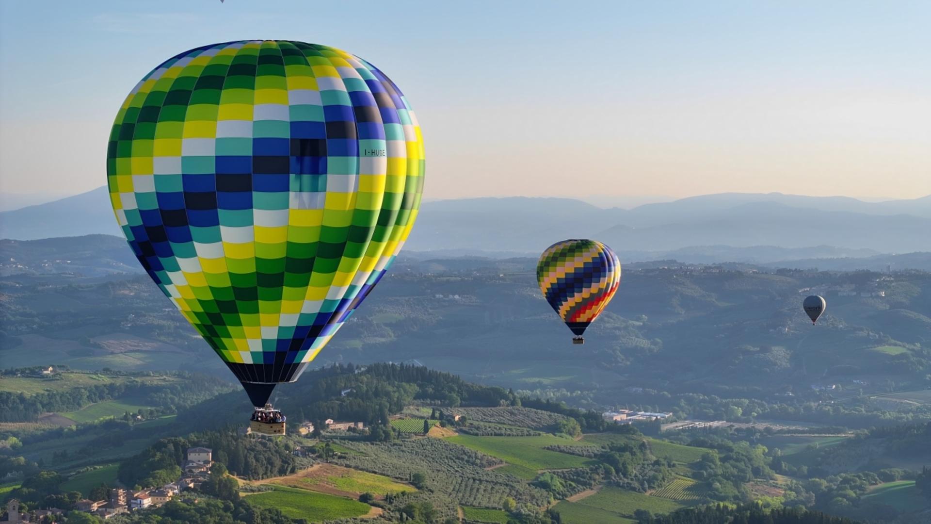 Private hot air balloon flight experience in Val d Orcia - Thumbnail 4