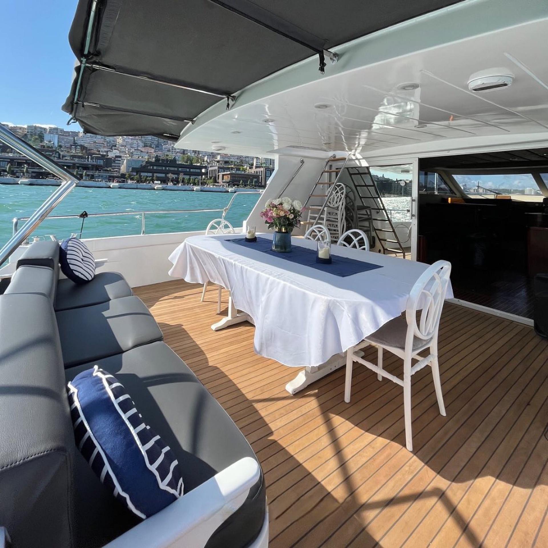 Sunset or Daytime Luxury Yacht cruise with AudioGuide & Snacks - Thumbnail 8