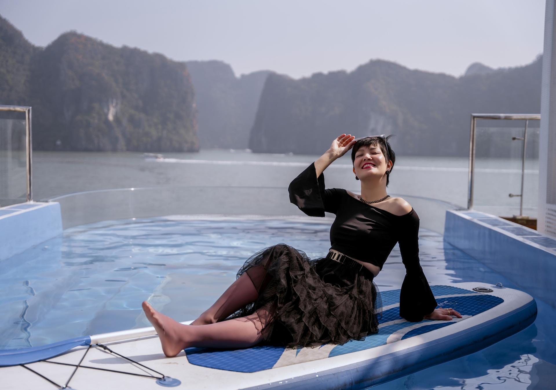 Luna Halong Day Cruise: Ha Long Bay, Sung Sot, Ti Top - Thumbnail 19