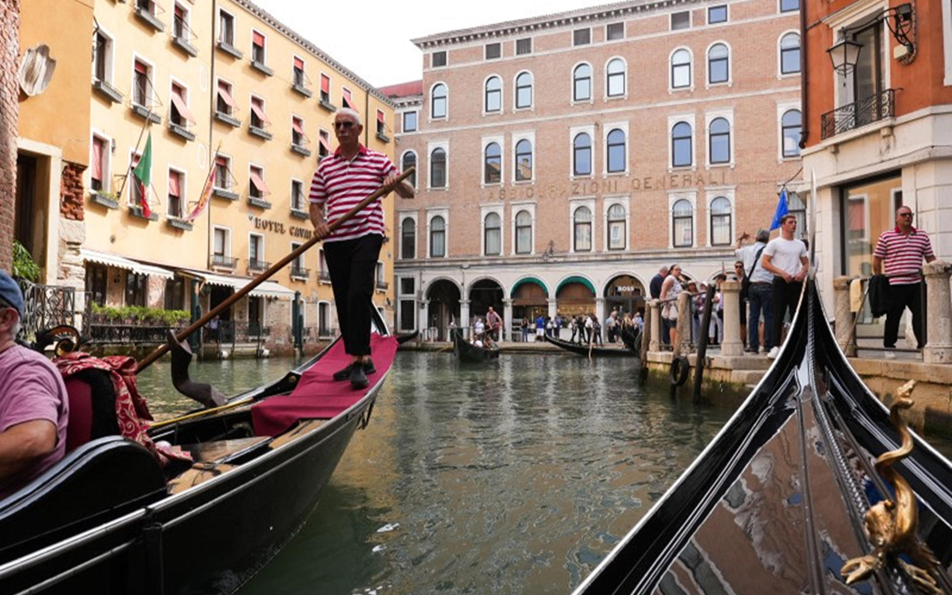 Venice Grand Canal Join-In Gondola Ride Experience - Thumbnail 7
