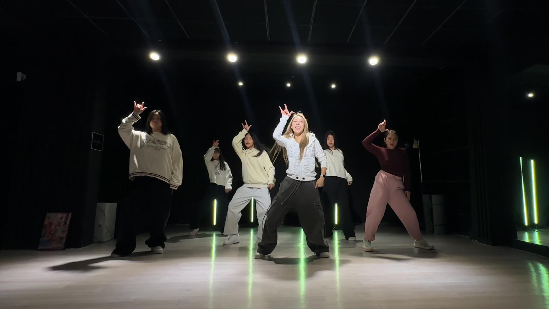 K-pop Dance One-Day Class with a Professional in Hongdae - Thumbnail 10