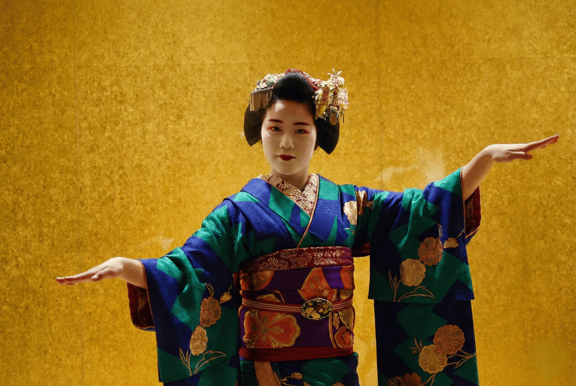 Kyoto:Exclusive Maiko & Geisha Show with Dinner, Games & Open Bar - Thumbnail 2