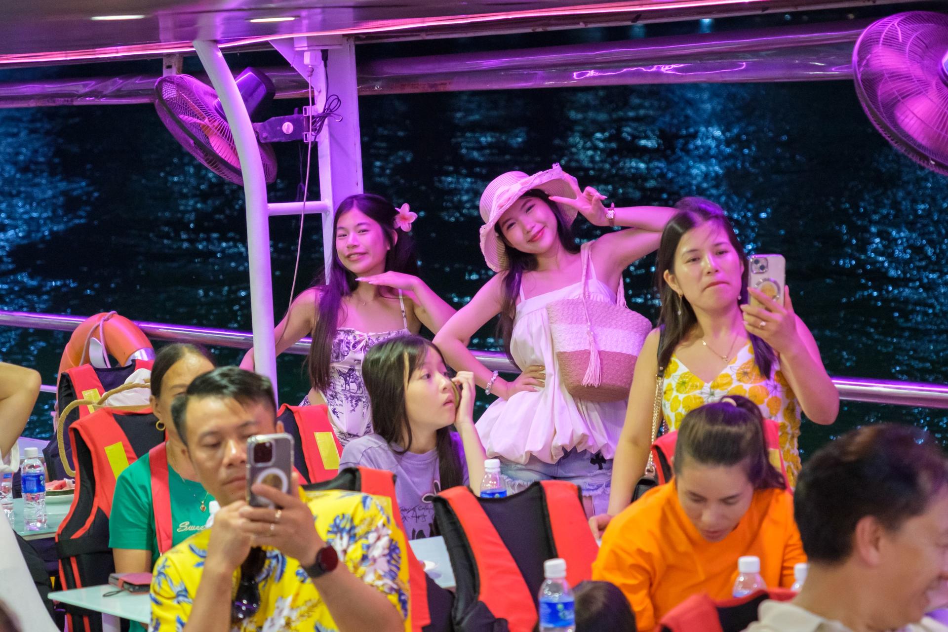 Explore Han River by Night by 7STARS Cruise Da Nang - Thumbnail 8