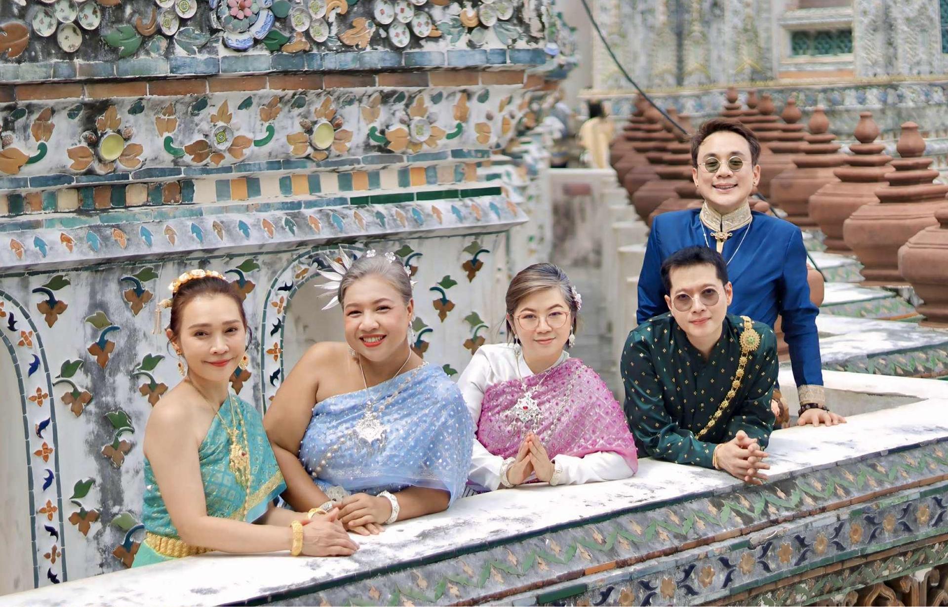 Full Set Thai Costume Rental in Bangkok + Hairdo & Makeup - Thumbnail 12