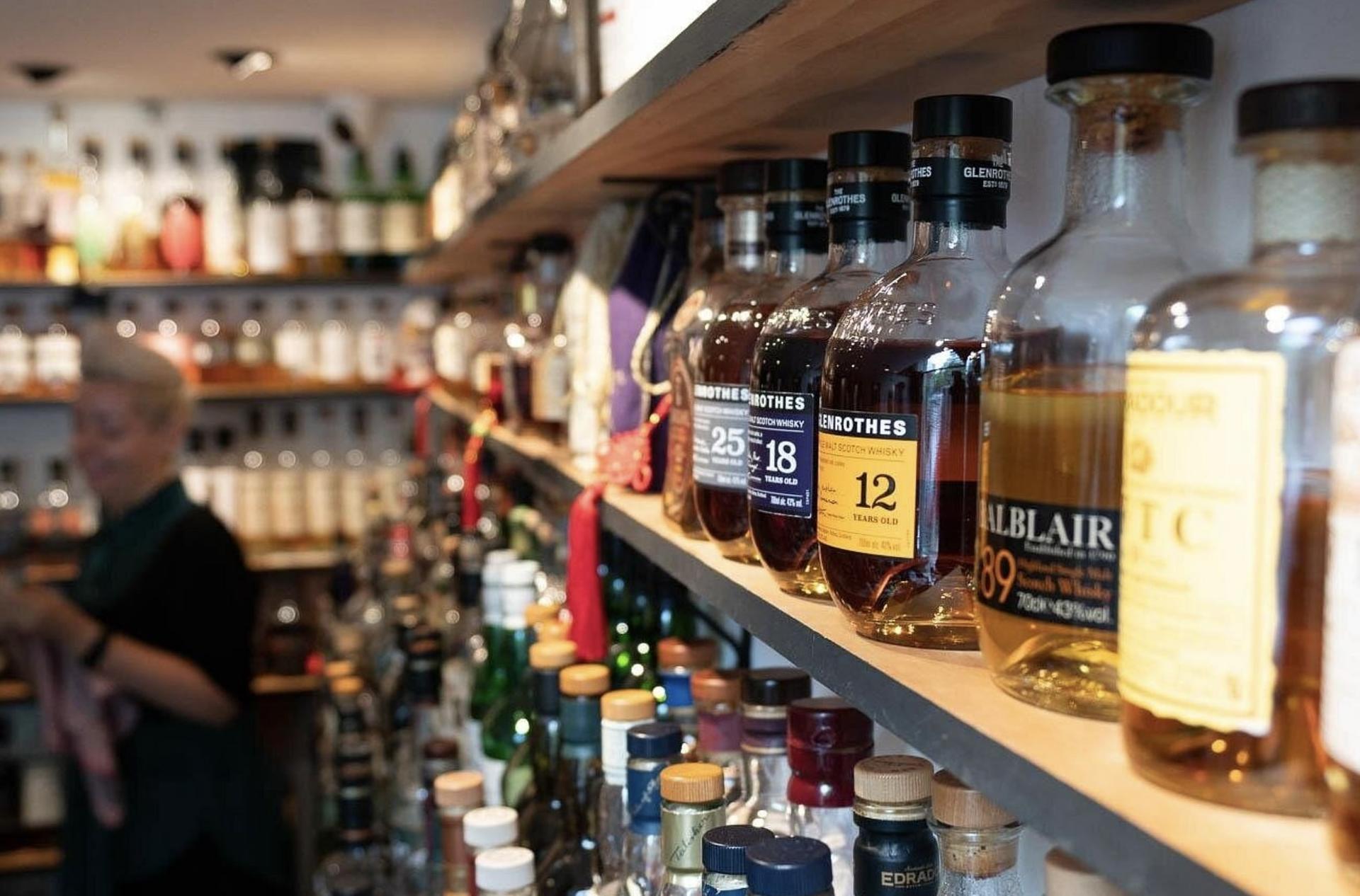  Melbourne's Legendary Bars: Stories Behind the Scene - Thumbnail 9