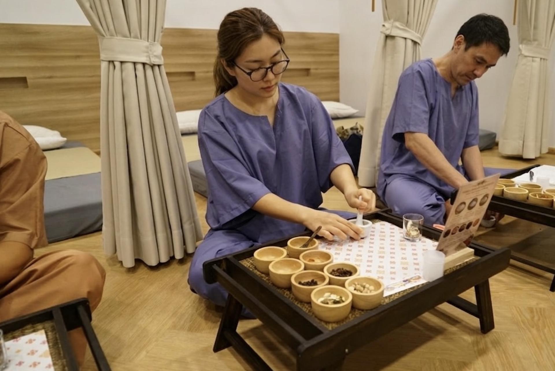Best Couples Thai Massage Workshop at BTS Taksin in Bangkok - Thumbnail 8