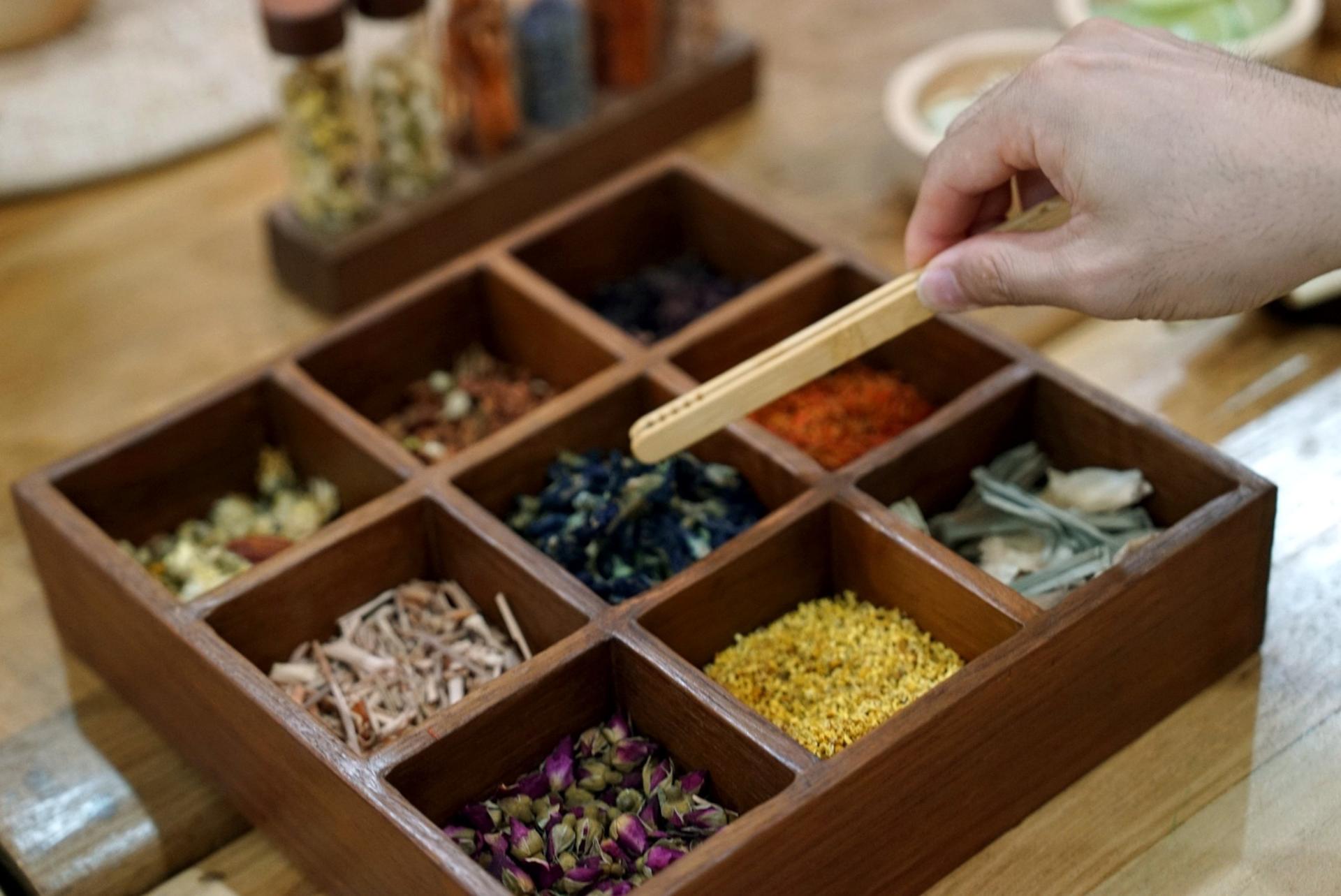 Thai Herbal Tea & Yadom Inhaler Workshop by Mango School in Bangkok - Thumbnail 3