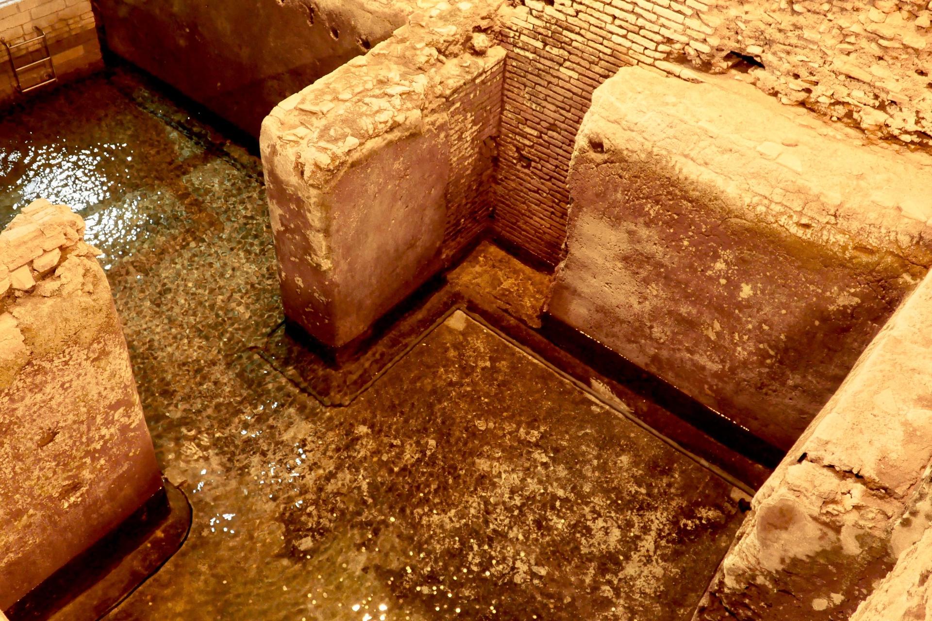 Trevi Fountain and underground tour in Rome - Thumbnail 4