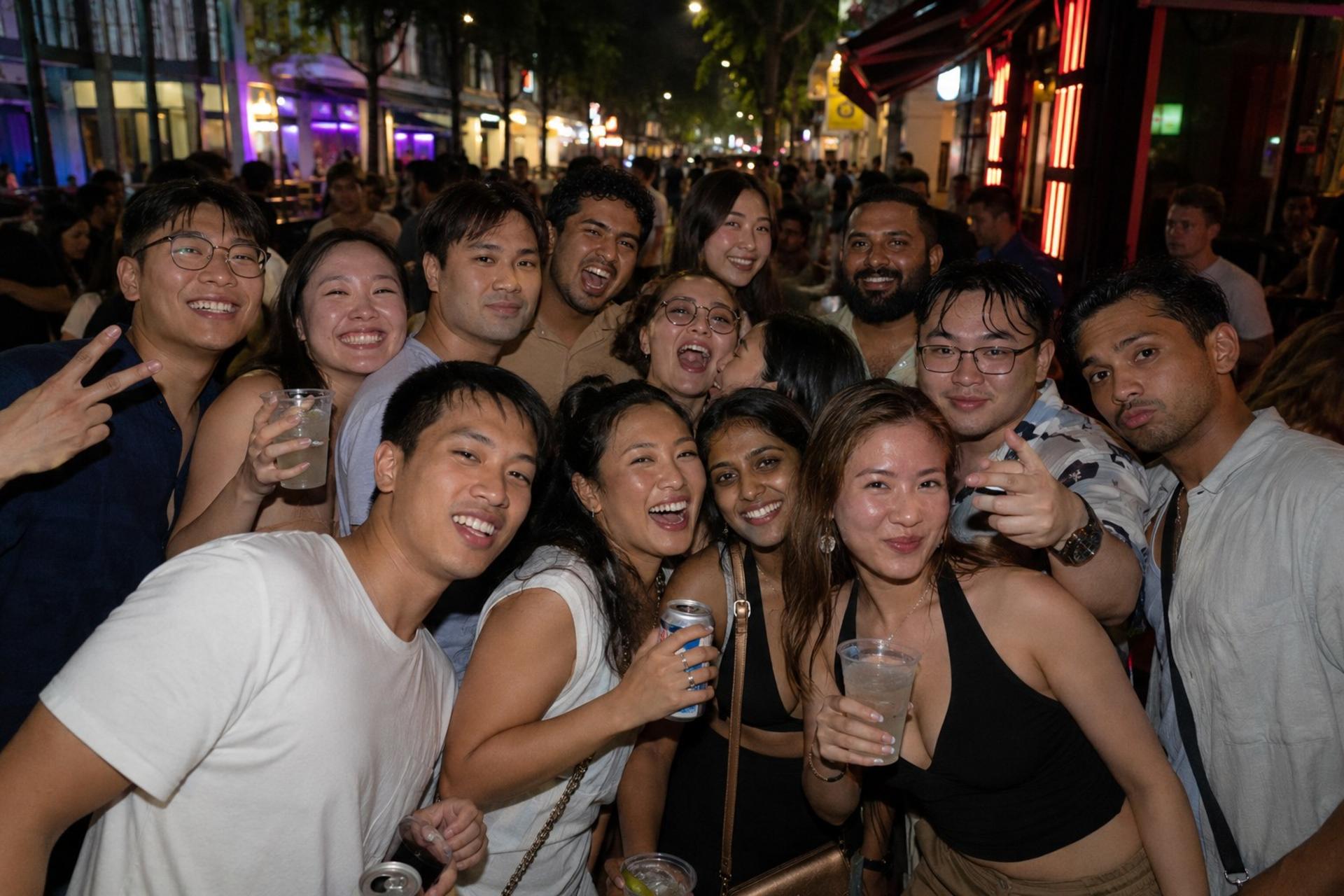 Singapore Night Bar Hopping Tour with Skip-the-Line - Thumbnail 7