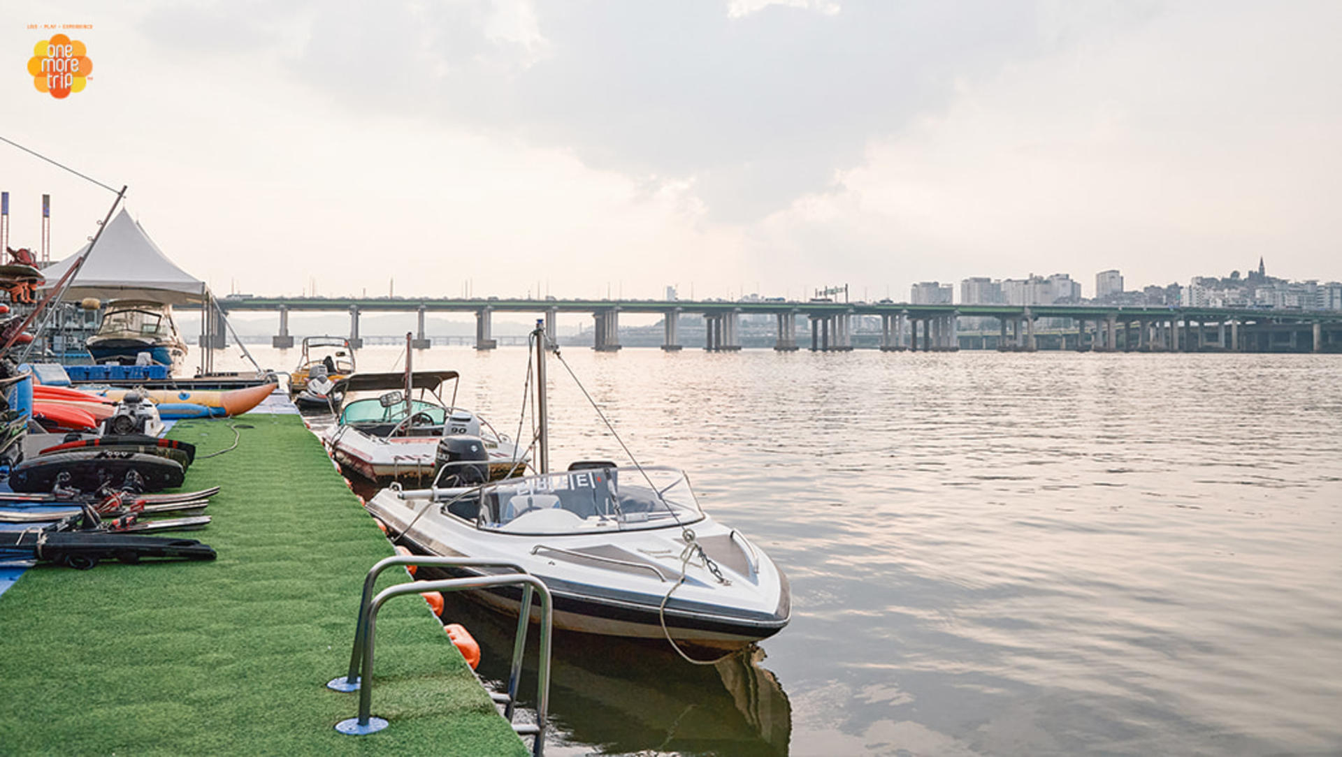 Waterskiing on the Han River in Seoul - Thumbnail 13