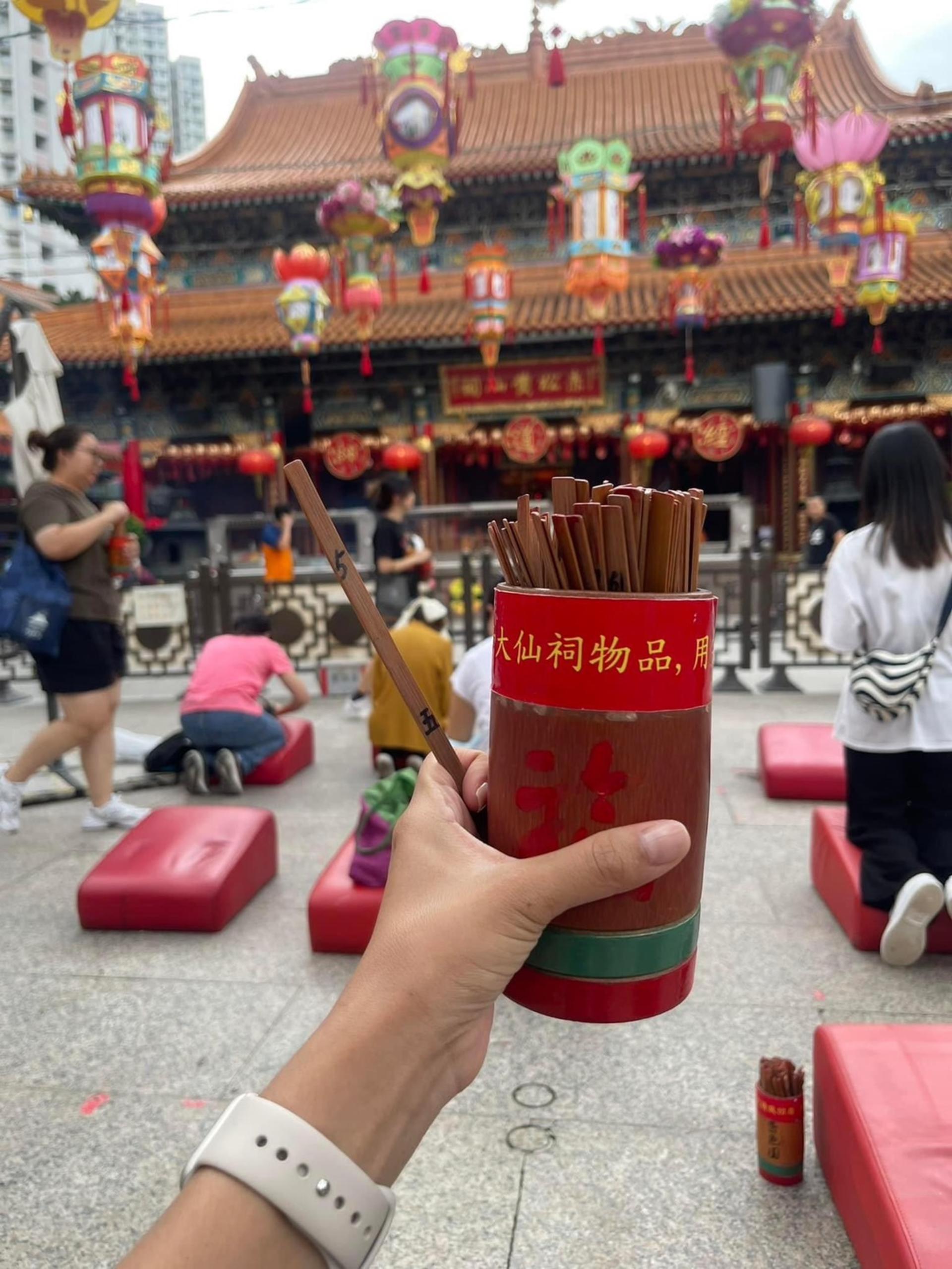 Ultimate Praying Temple Tour in Hong Kong  - Thumbnail 11