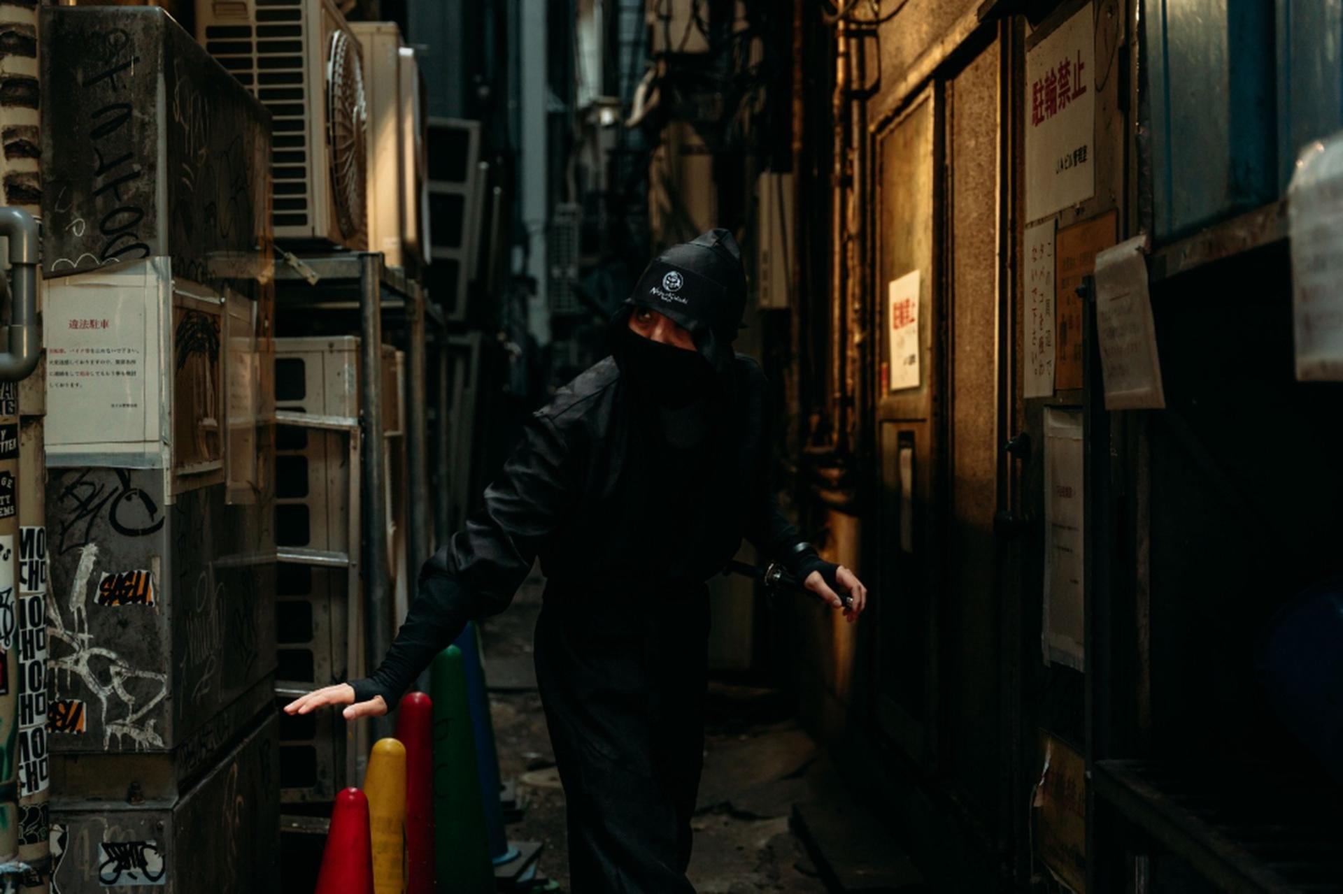 Tokyo Shinjuku Ninja Walking Tour: Kabukicho & Golden Gai (60min) - Thumbnail 4
