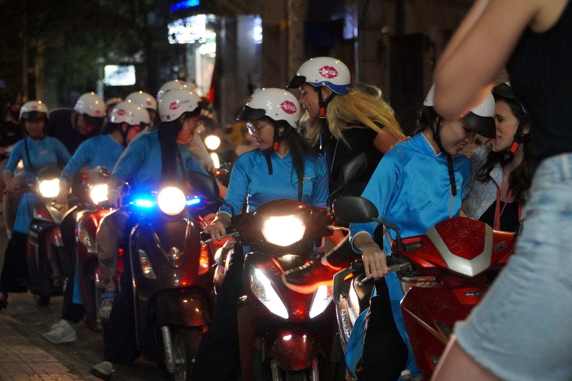 Street Food & Sightseeing Tour with Aodai Rider in Ho Chi Minh City - Thumbnail 6