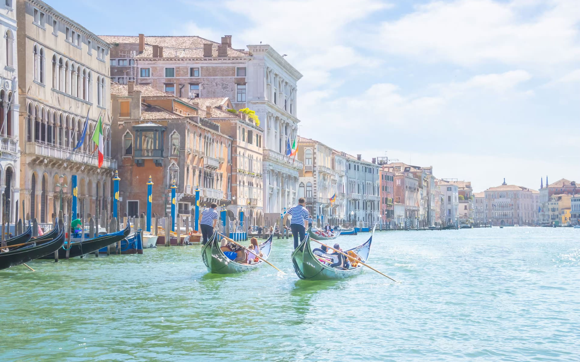 Traditional Shared Gondola Ride in Venice - Thumbnail 6