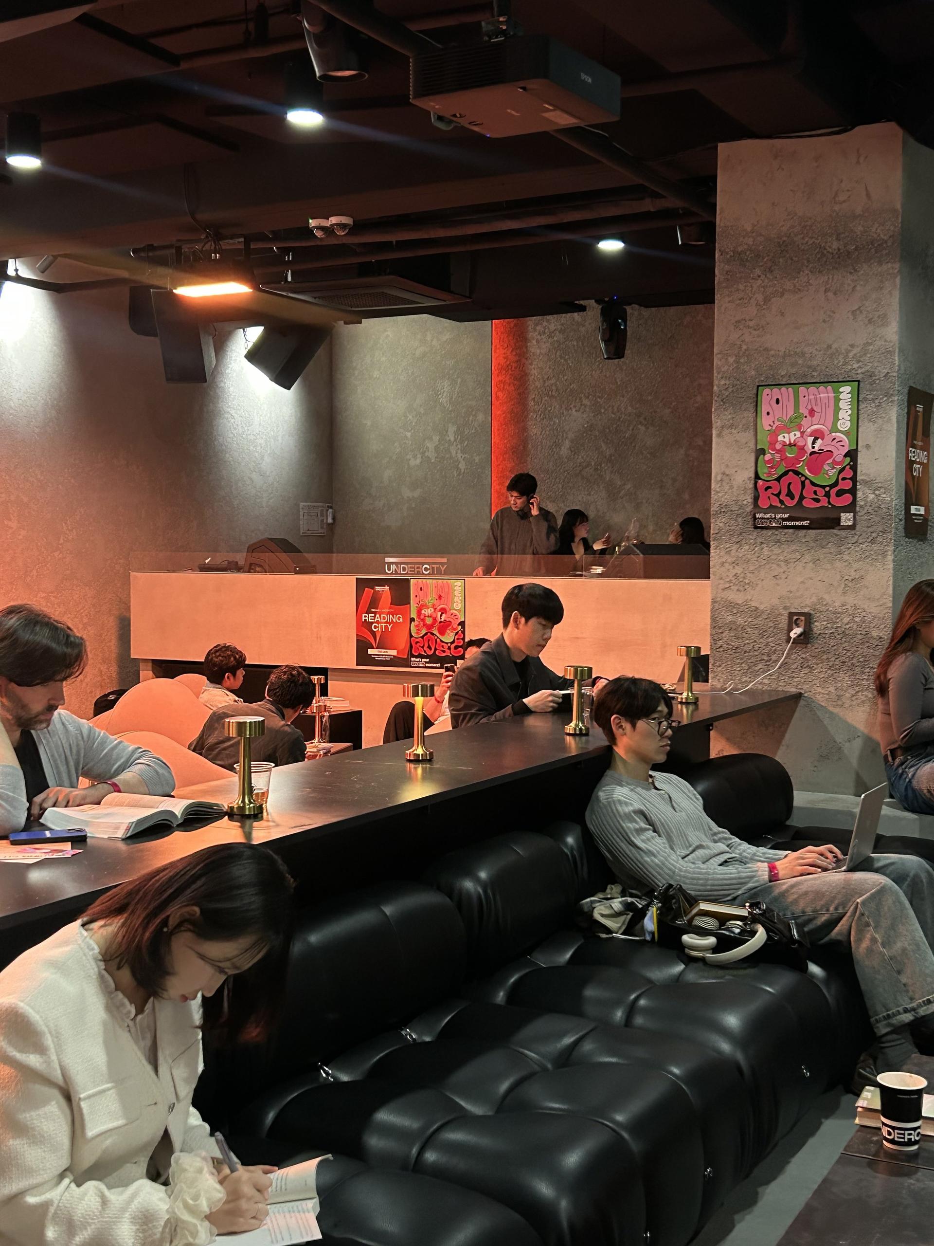 Seoul Seongsu Reading Lounge with Live DJs Experience - Image 1