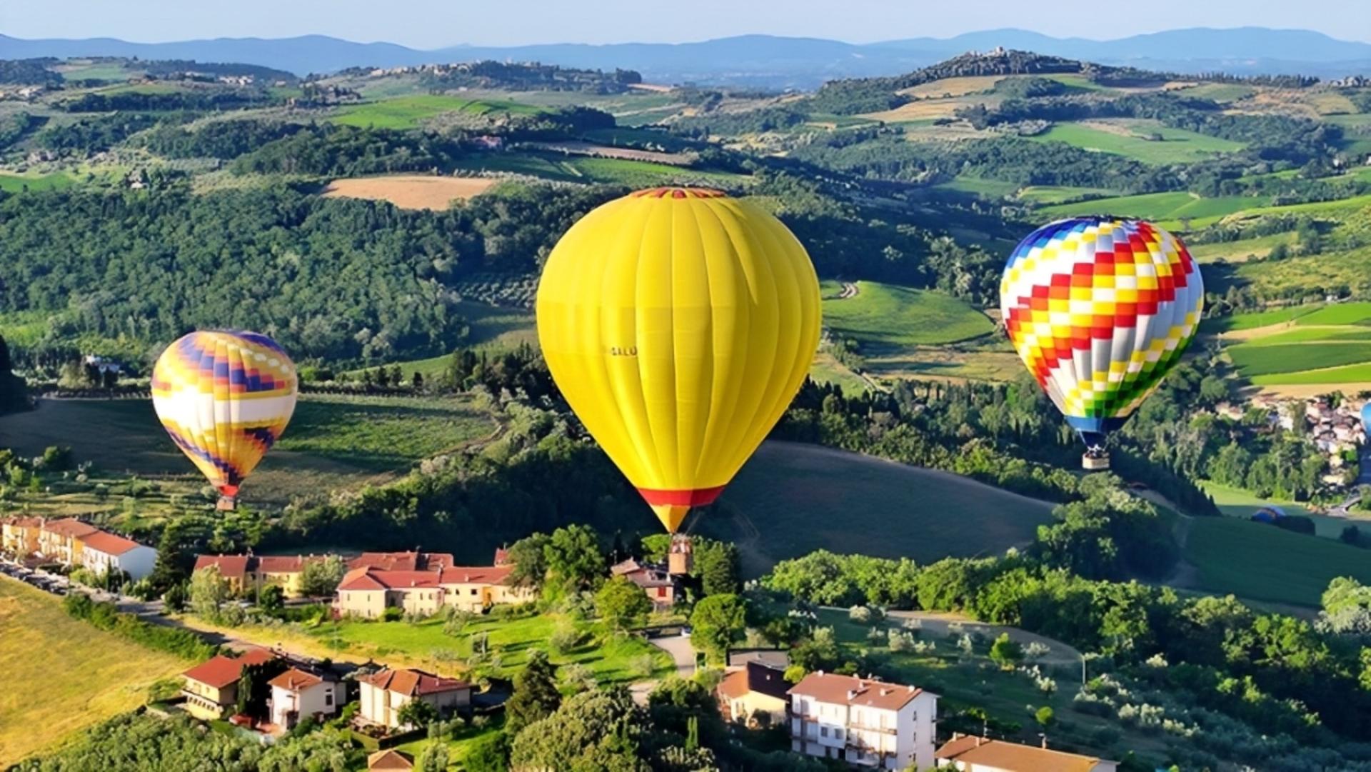 Hot air balloon flight experience over Tuscany from Lucca - Thumbnail 3