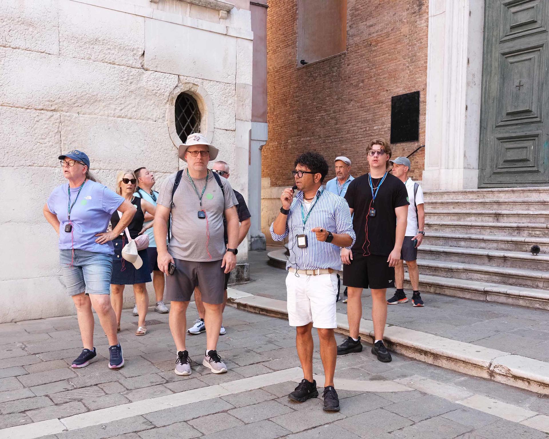 Grand Canal Gondola Ride and Walking Tour in Venice - Thumbnail 5