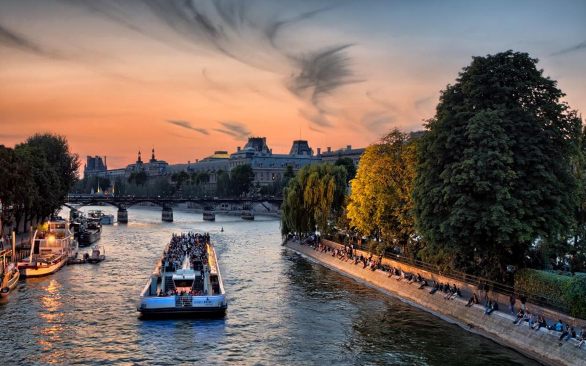 Seine River Cruise with Macaron Tasting in Paris - Image 1