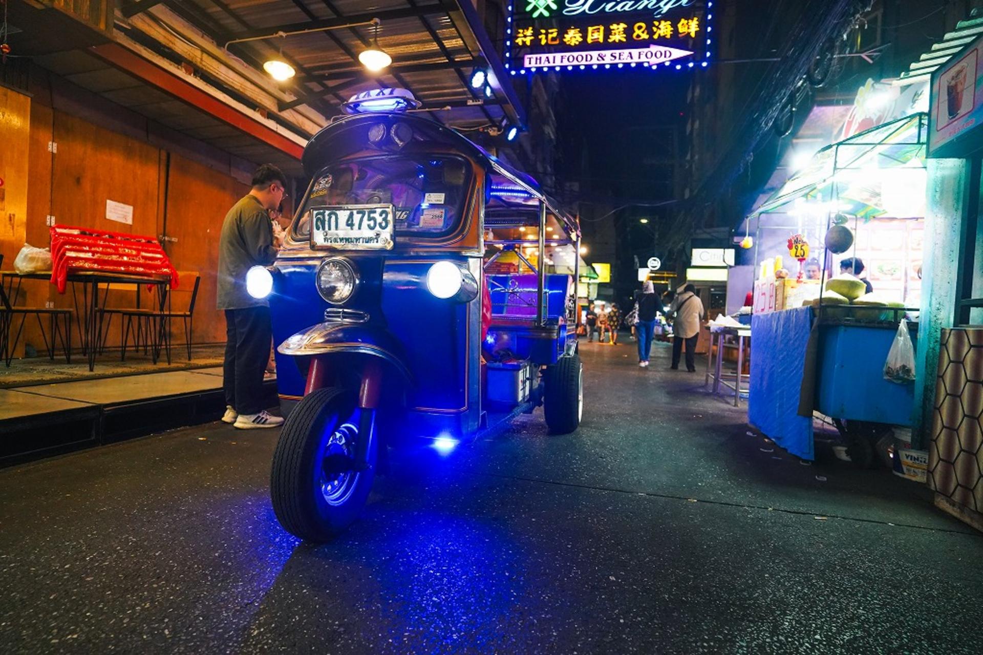 Bangkok Tuk Tuk Night Tour with food & drinks in Siam & Silom - Thumbnail 13