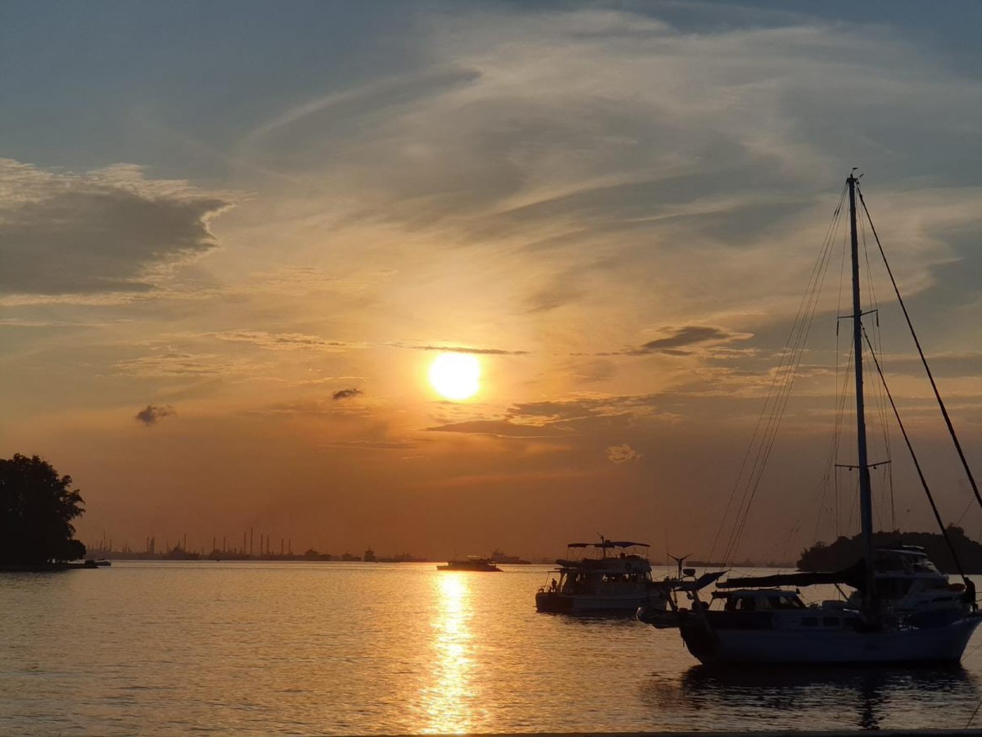 Southern Straits Sunset Dinner Cruise Singapore - Thumbnail 3