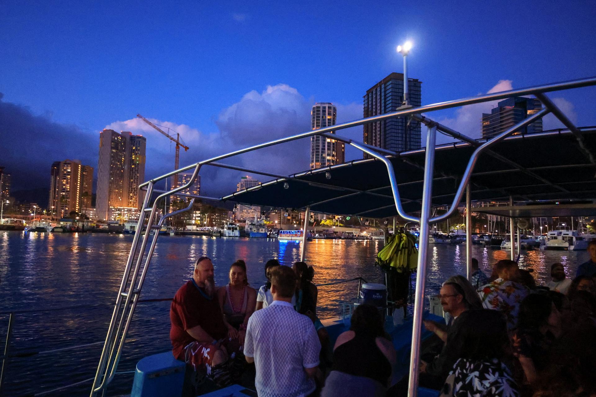 Waikiki Friday Night Fireworks Cruise - Thumbnail 4
