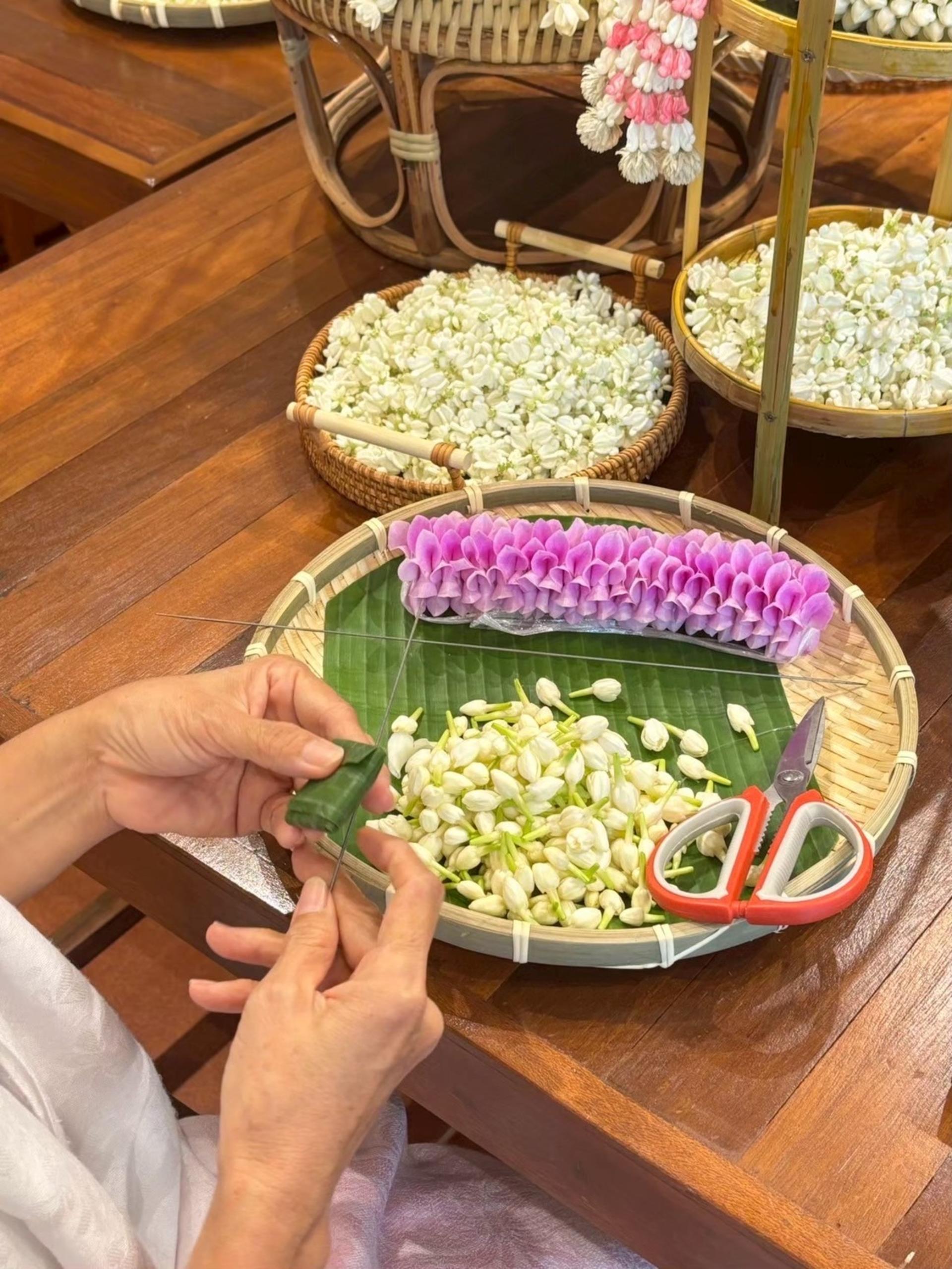 White Lotus Thai Garland Workshop at Pak Khlong Talat Market Tour in Bangkok - Thumbnail 36