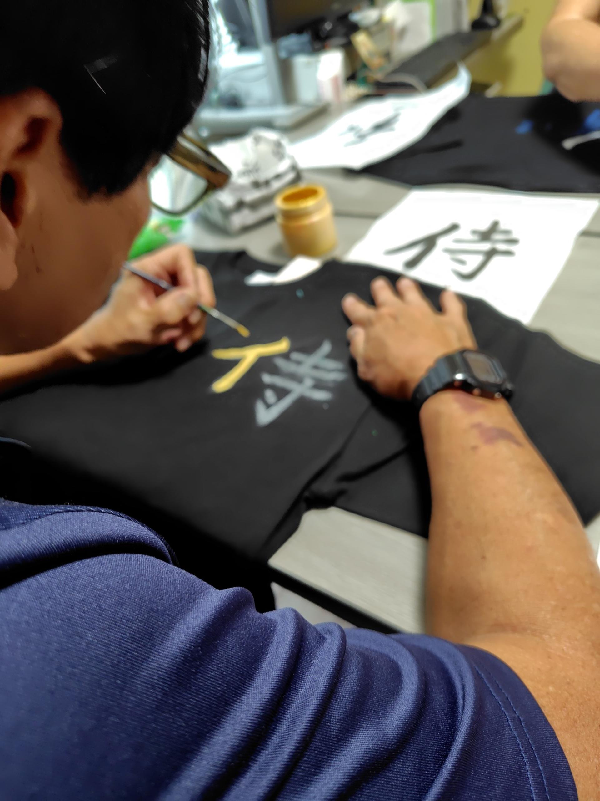 [Tokyo EdoHakuyo]: Kanji T-Shirt Painting & Okonomiyaki Making - Thumbnail 31