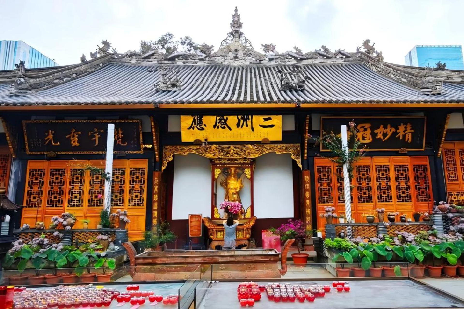 Chengdu City: Daci Temple + Chunxi Road/Taikoo Li Shopping District + Wuhou Shrine + Jinli Ancient Street + Sichuan Opera Experience + Jinjiang River Cruise - Image 1