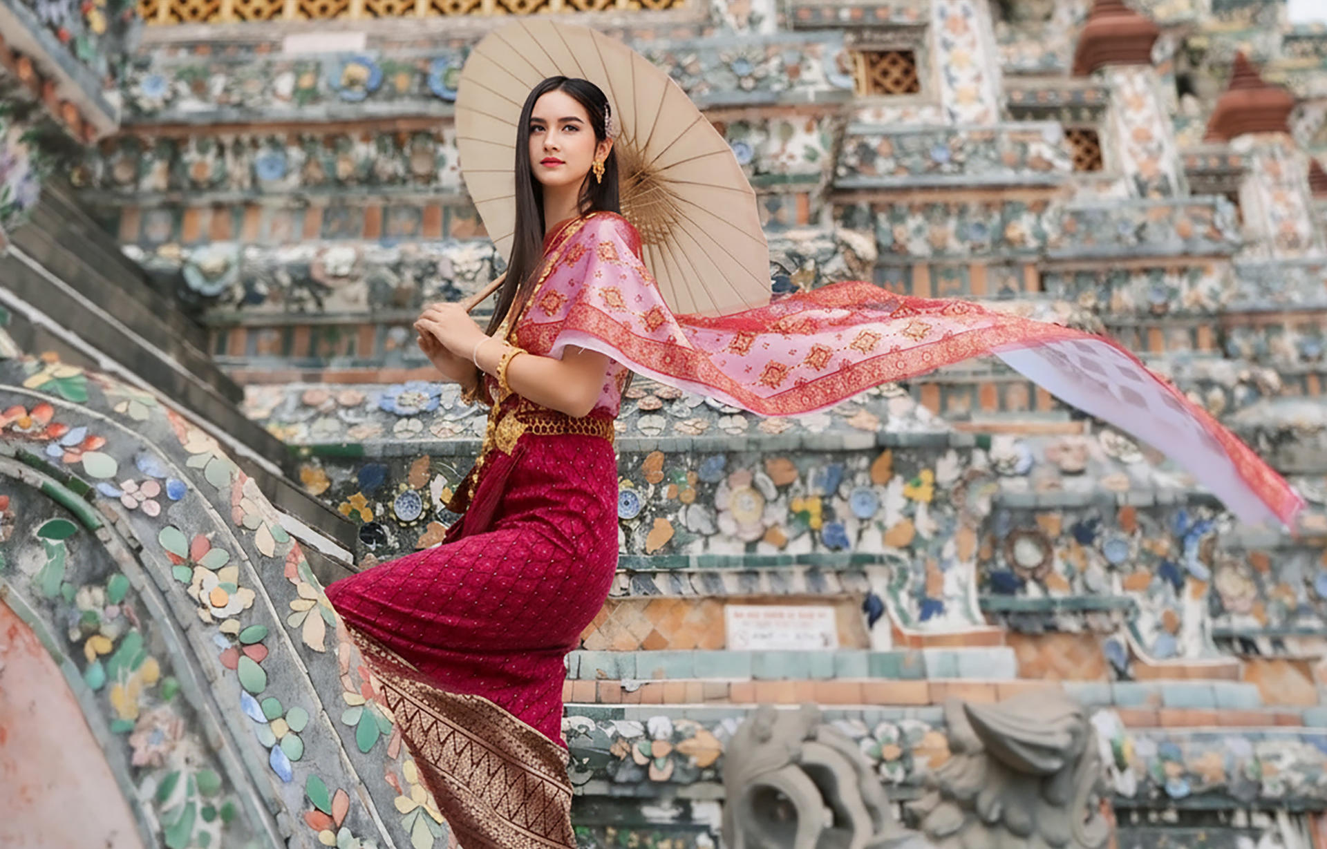 Wat Arun Photoshoot in Thai Costume: Bangkok, Thailand - Thumbnail 3