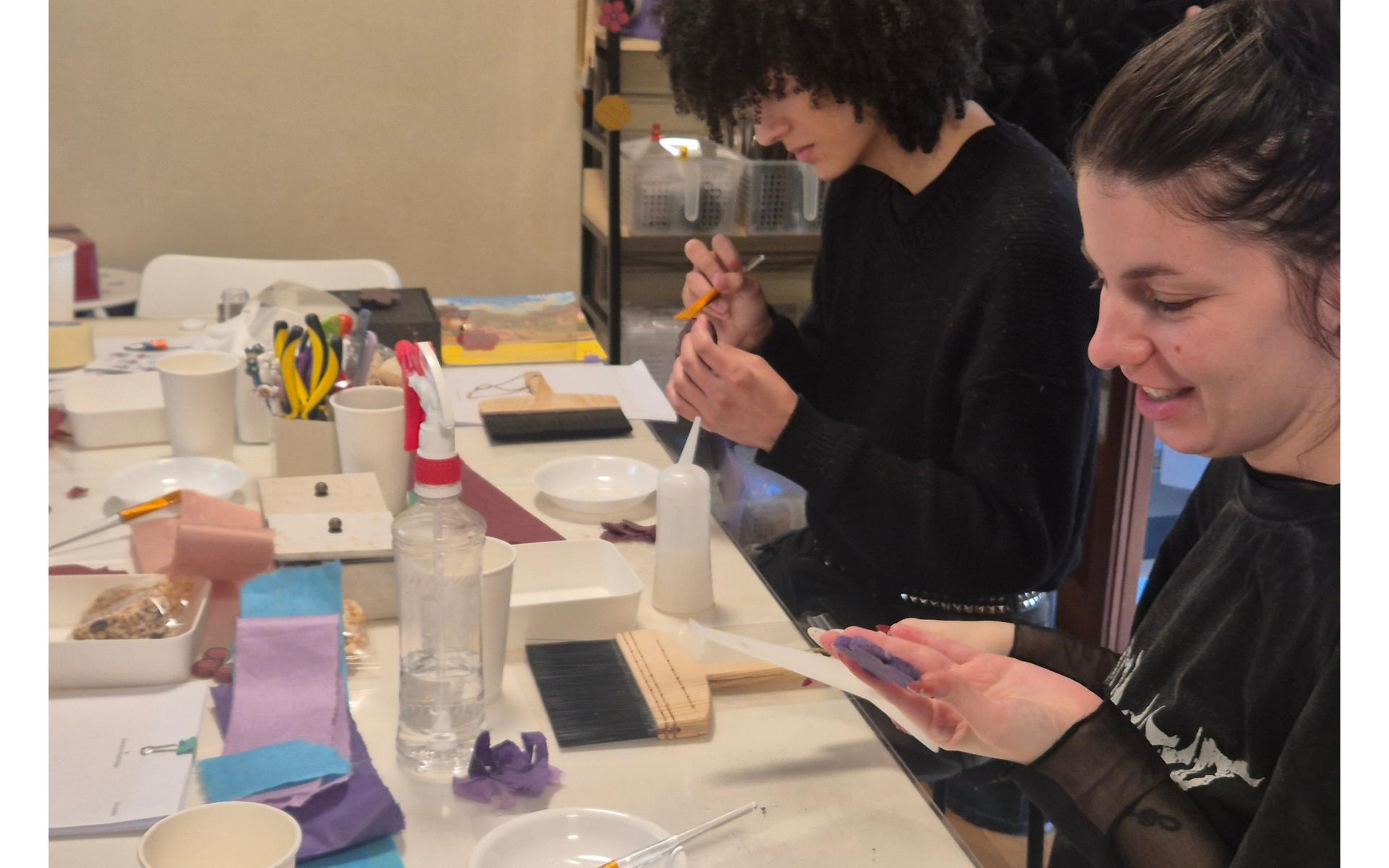 Seoul Hanji Craft Workshop : Make Your Own Art - Thumbnail 3