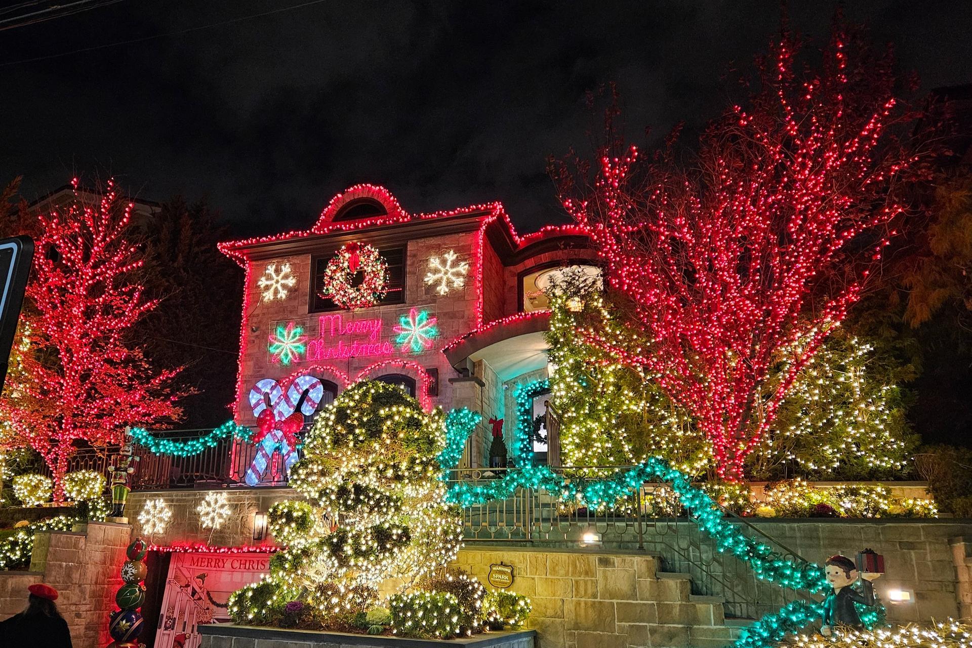 Dyker Heights Luxury Holiday Lights Tour in New York - Thumbnail 9