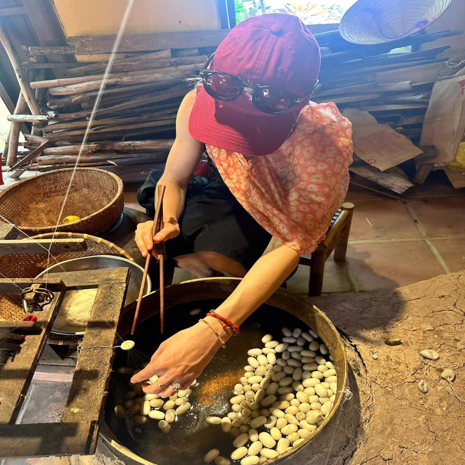 Silk Weaving Discovery In Hoi An Silk Village - Thumbnail 4