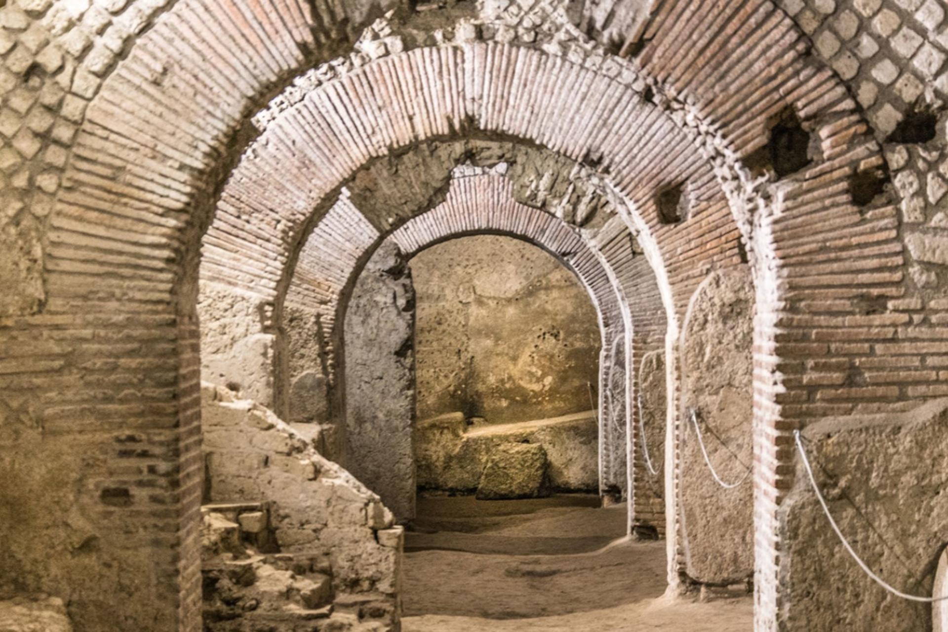 Downtown and Underground Ruins Tour in Naples - Thumbnail 3