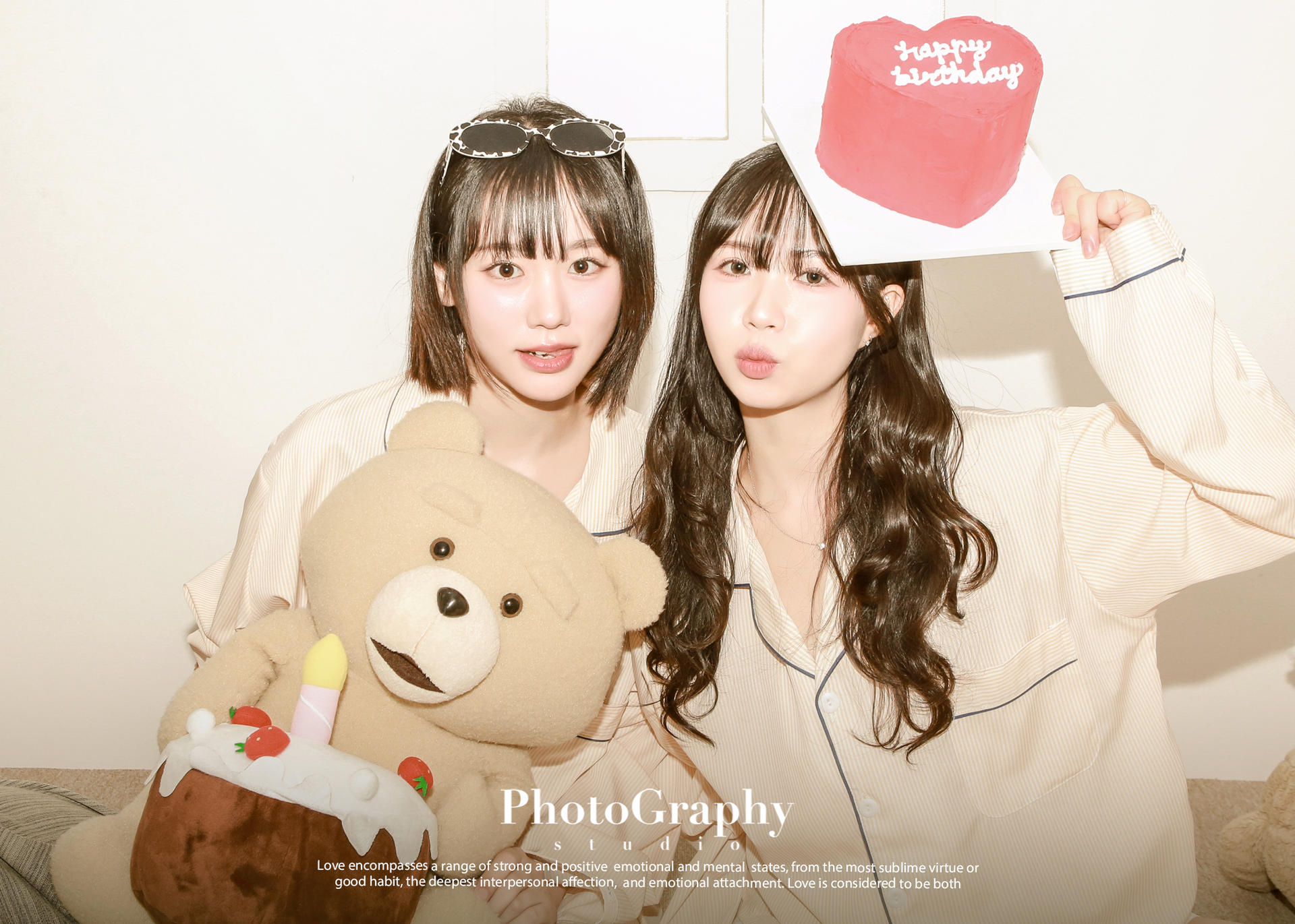 Hongdae Cinema Concept Selfstudio Experience in Seoul : Free Costume - Thumbnail 17