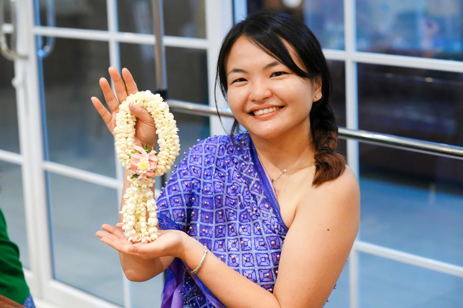 White Lotus Thai Garland Workshop at Pak Khlong Talat Market Tour in Bangkok - Thumbnail 40