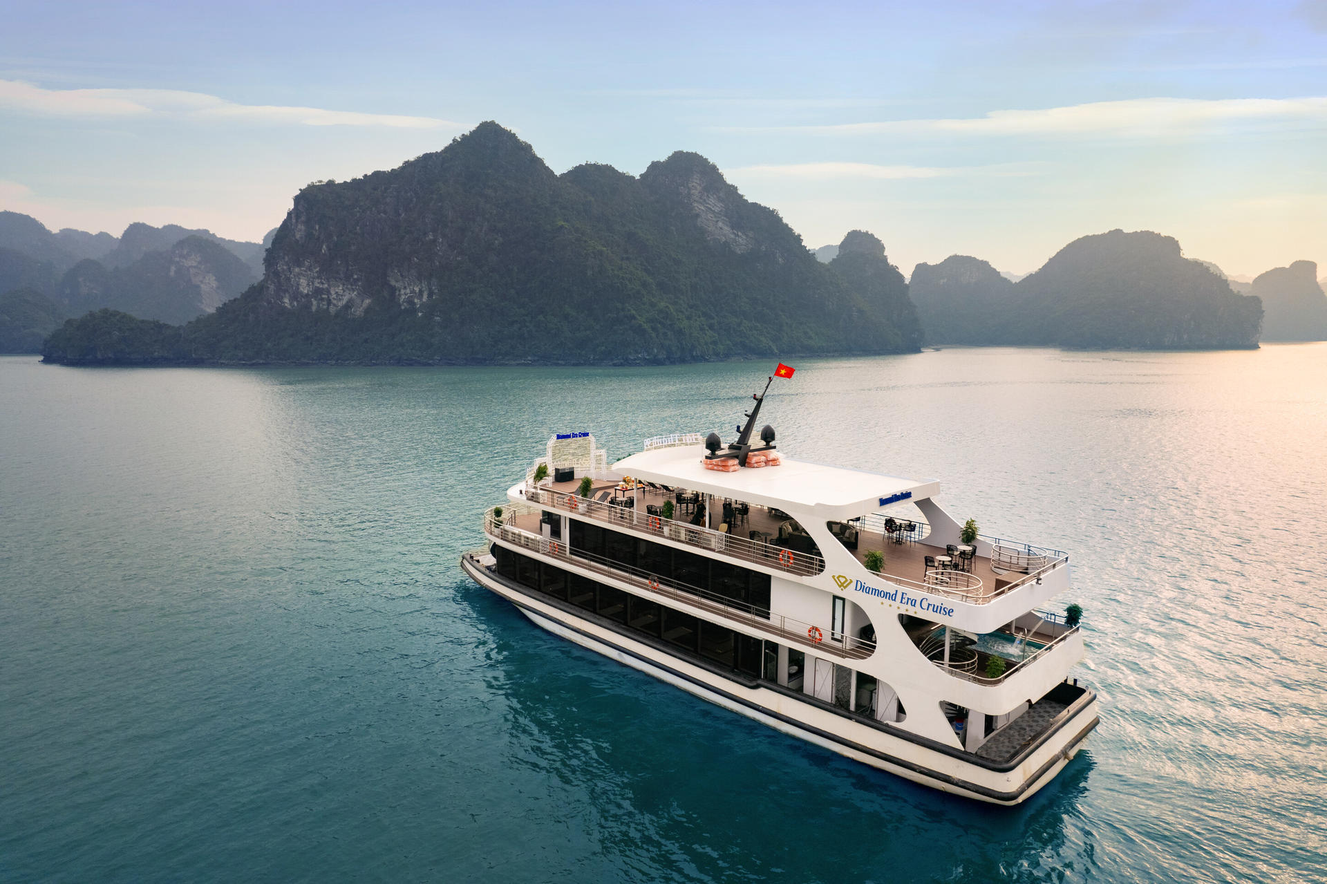 Diamond Era Luxury Day Cruise: Ha Long Bay, Sung Sot, Ti Top - Thumbnail 2