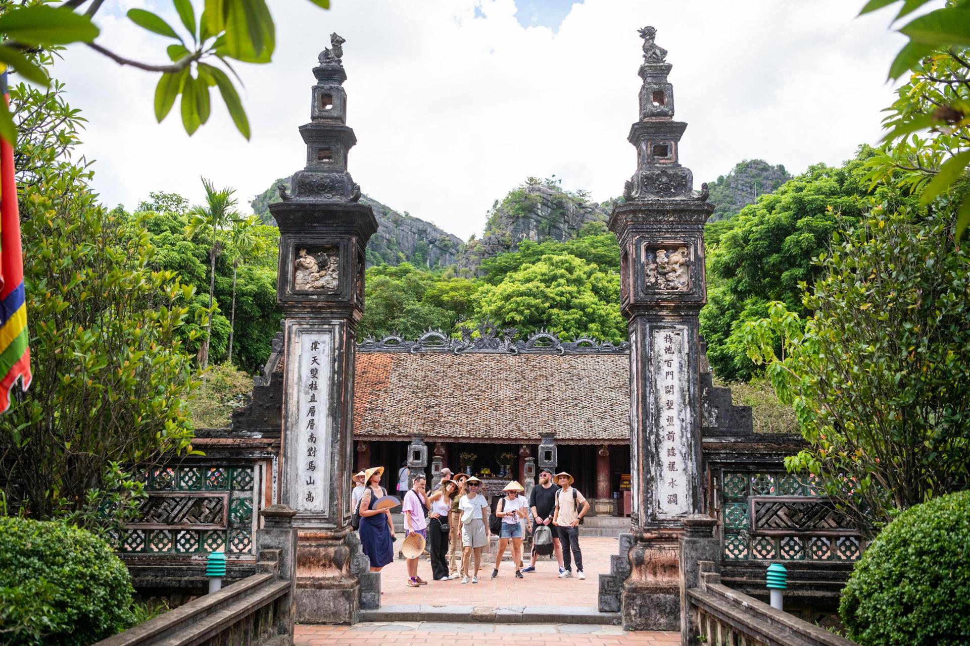 Ninh Binh Deluxe Small Group Day Tour from Hanoi by Limousine D-Car  - Thumbnail 12