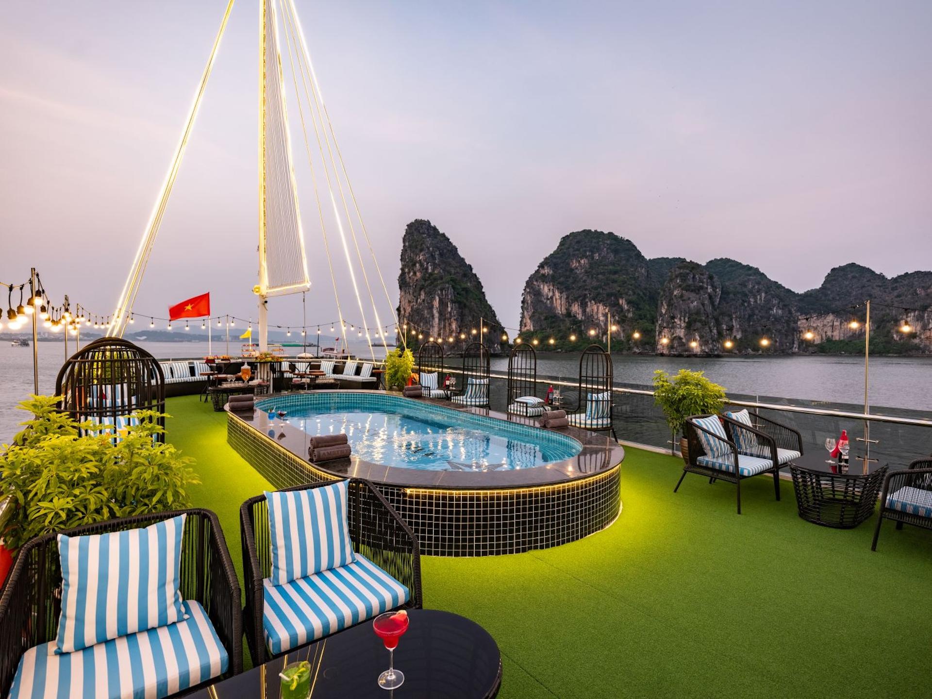 Sunlight Grand Day Cruise: Ha Long Bay, Sung Sot, Titop Island - Thumbnail 8