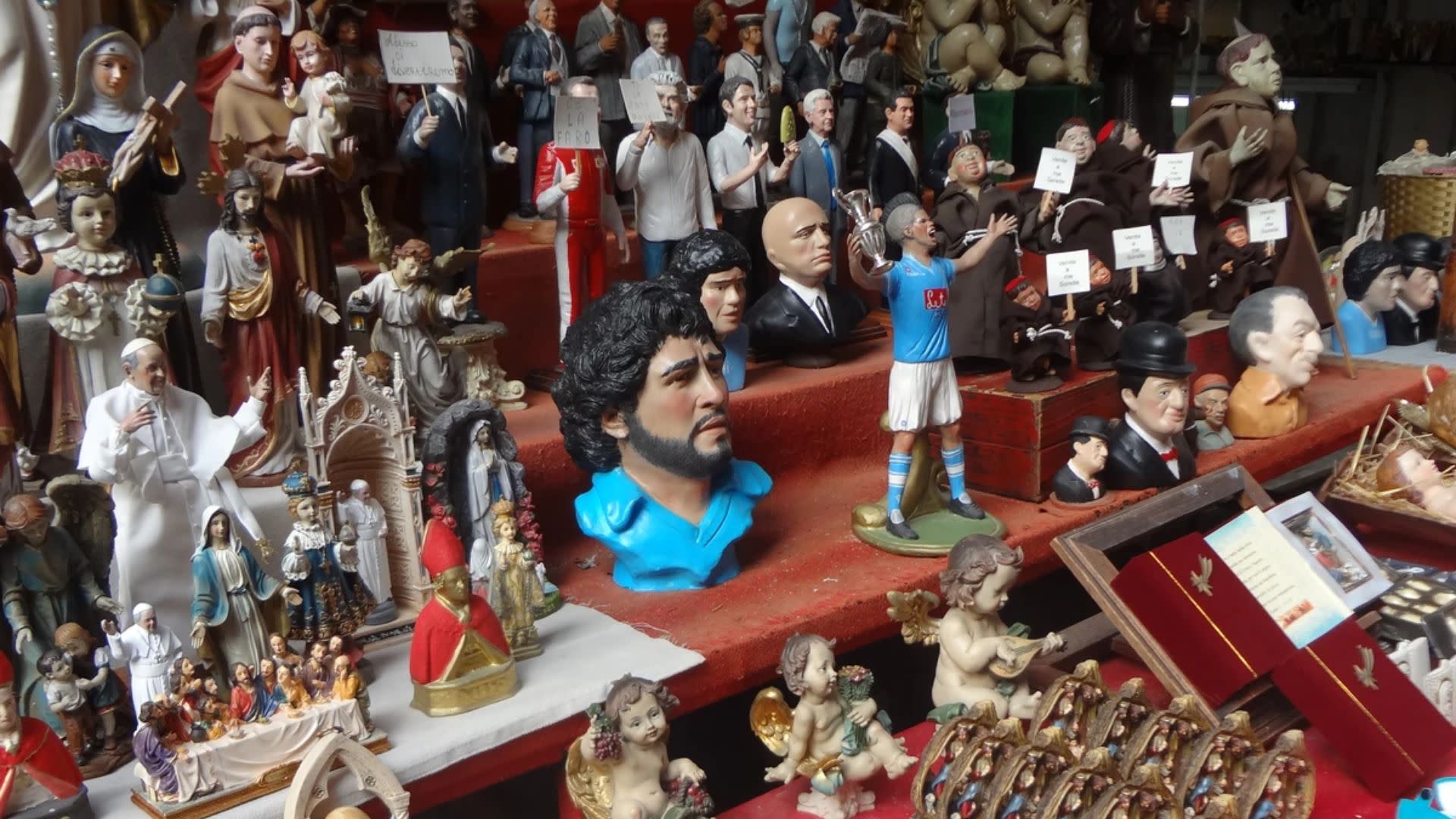 Street food tour with tastings and sightseeing in Naples - Thumbnail 4
