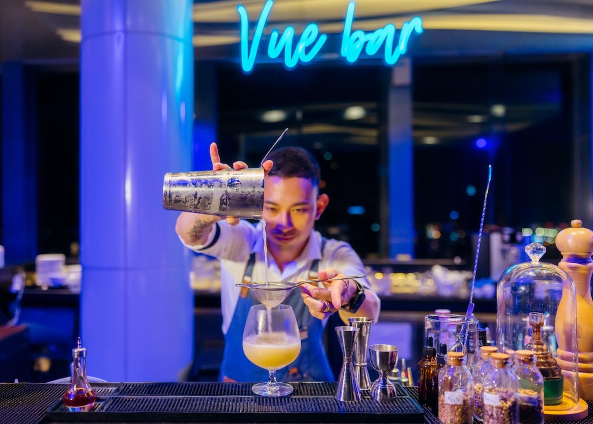 The Vue Rooftop Bar at Mercure Bangkok Sukhumvit 24 - Thumbnail 6