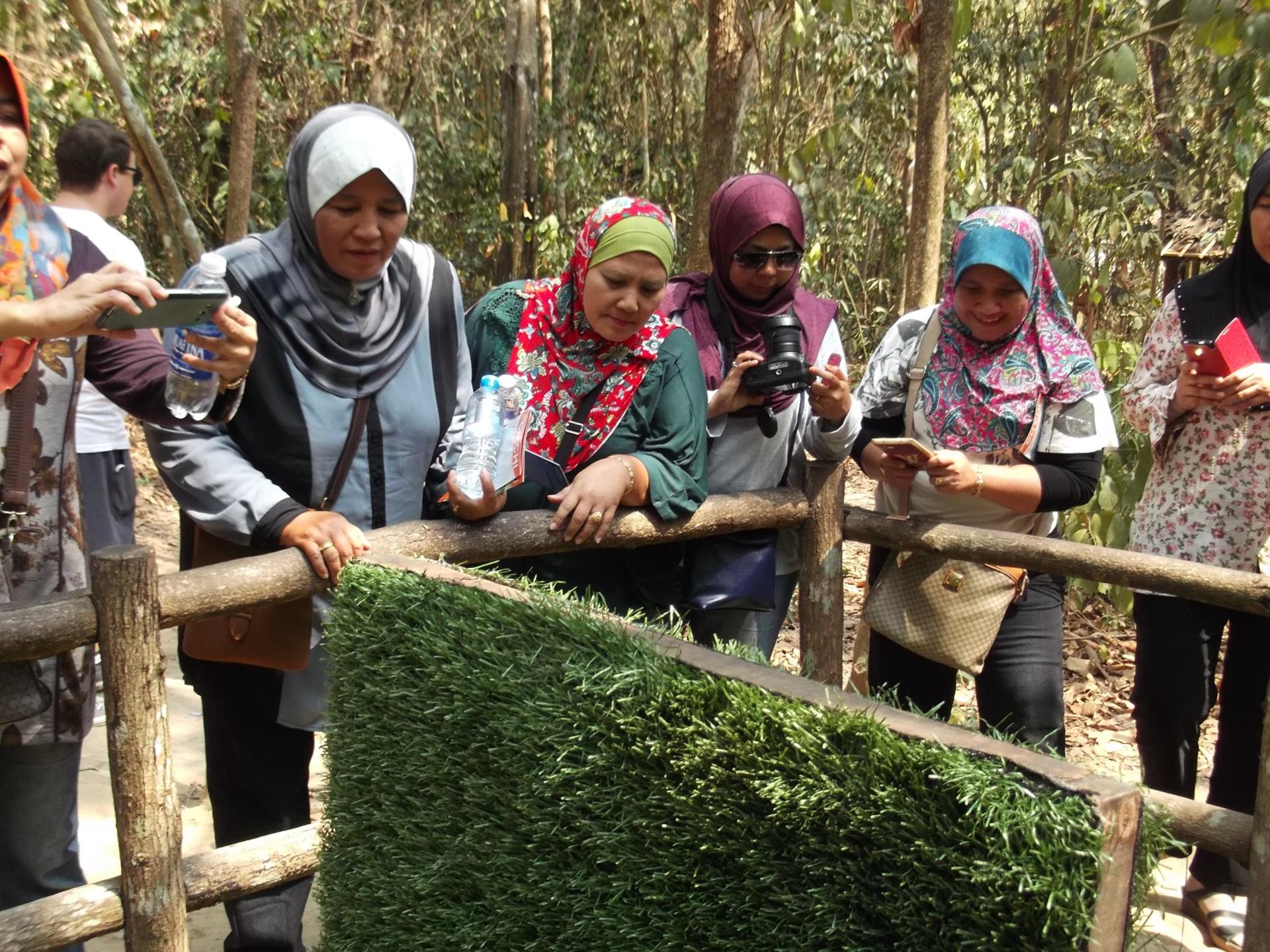 [Muslim Friendly] Cu Chi Tunnels & Wholes Sales Shopping Day Tour - Thumbnail 2
