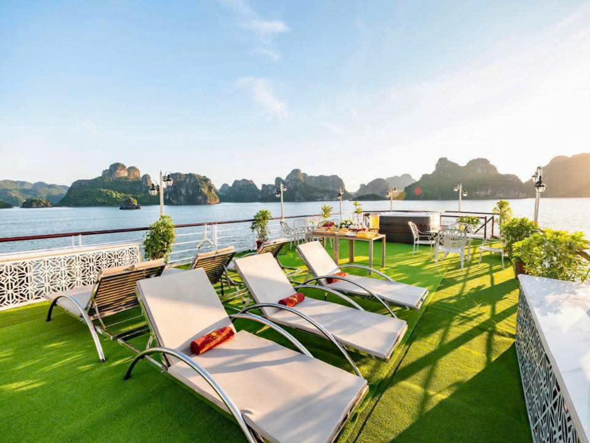Dragon King Day Cruise: Ha Long Bay Tour with Sung Sot & Ti Top - Thumbnail 9