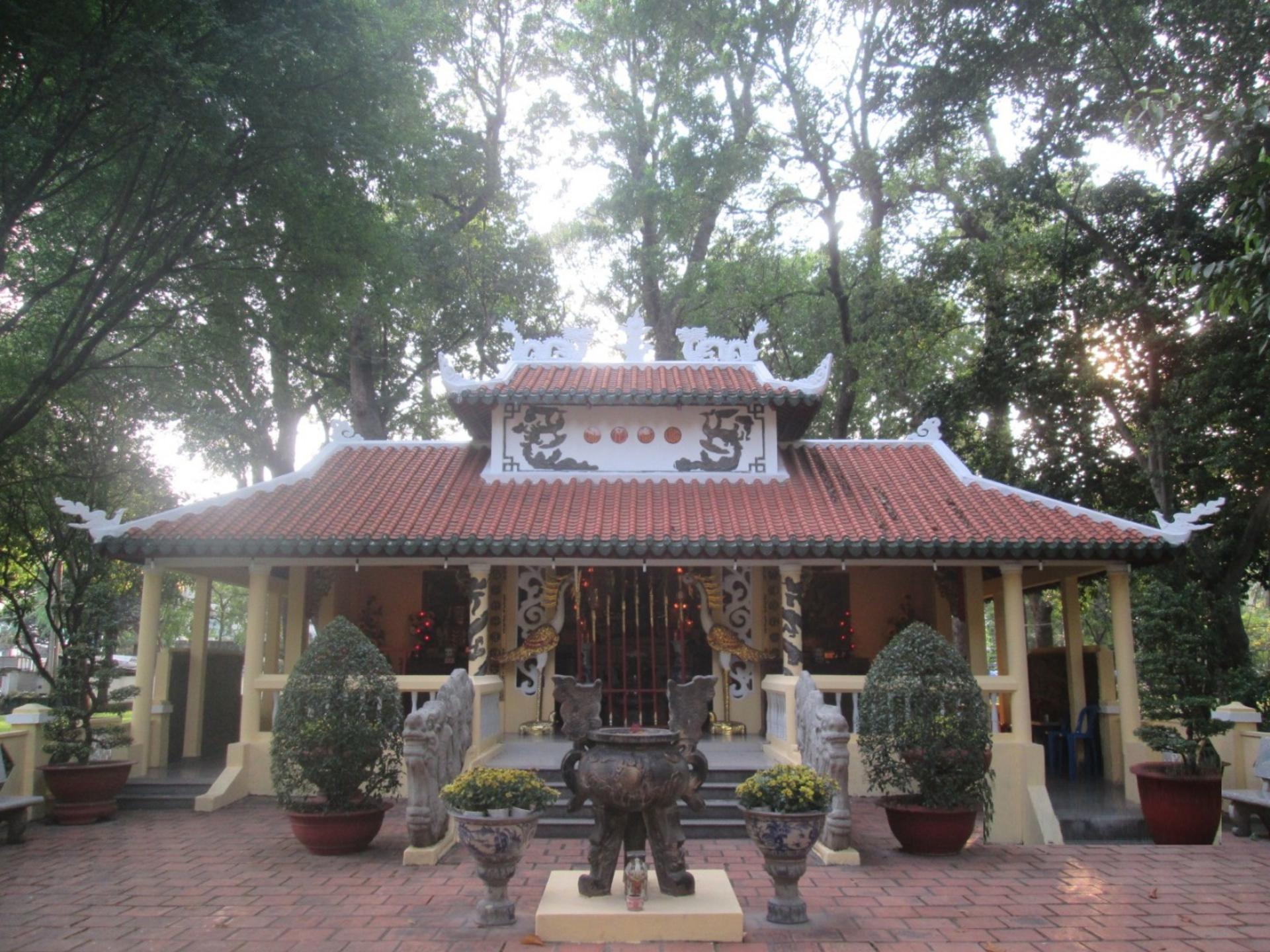 Saigon Religions Tour by Motorbike  - Thumbnail 5
