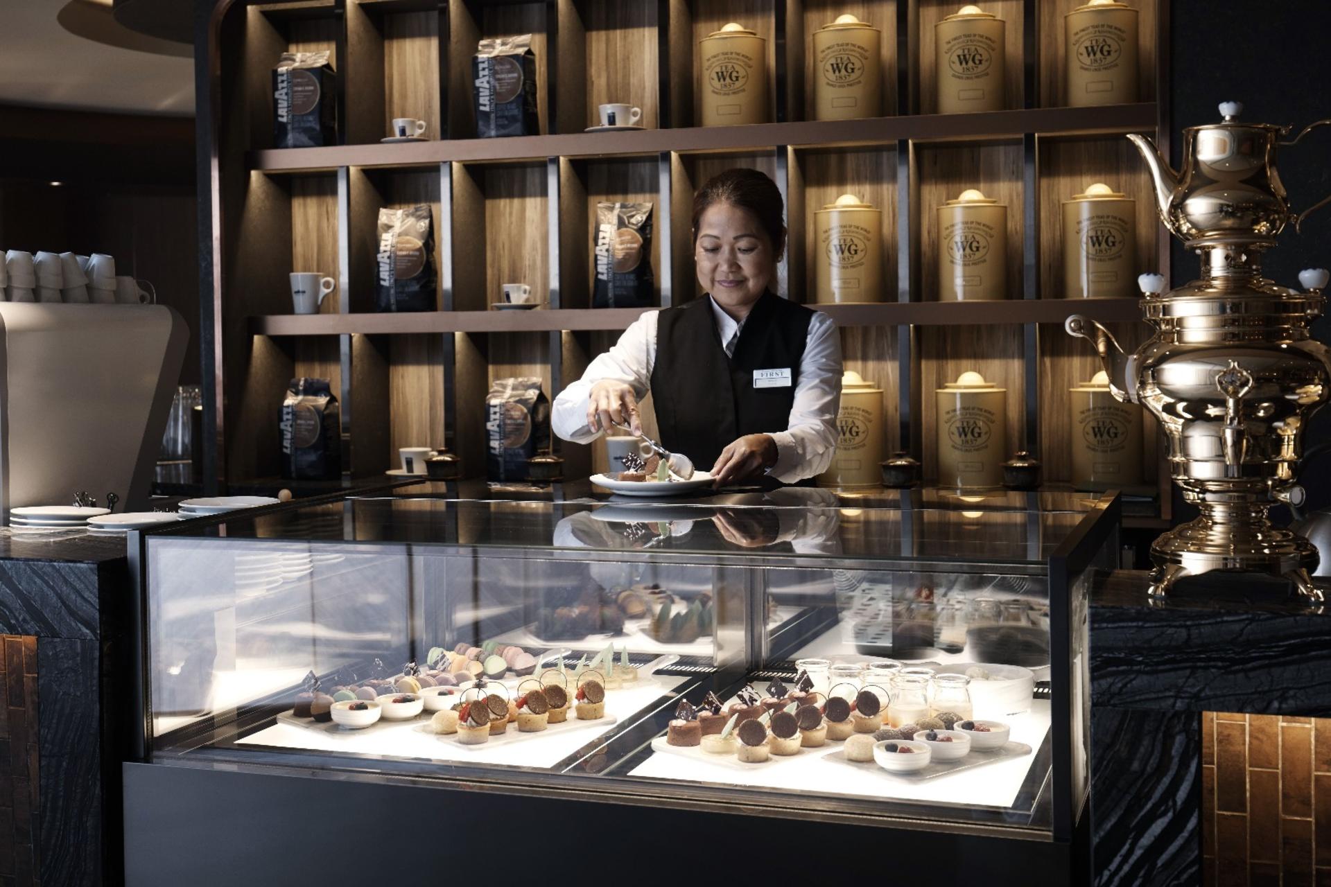 Hong Kong International Airport Plaza Premium First Lounge Service - Thumbnail 5